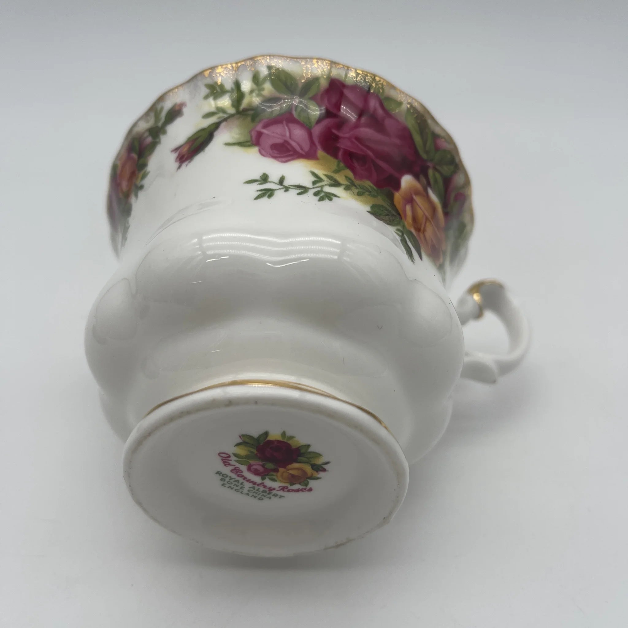 【复古】三重奏(杯子和碟子， / Royal Albert / Old Country Roses / 1962-1993年/ Bone China /英国/ montros shapes， 植物艺术，金彩
