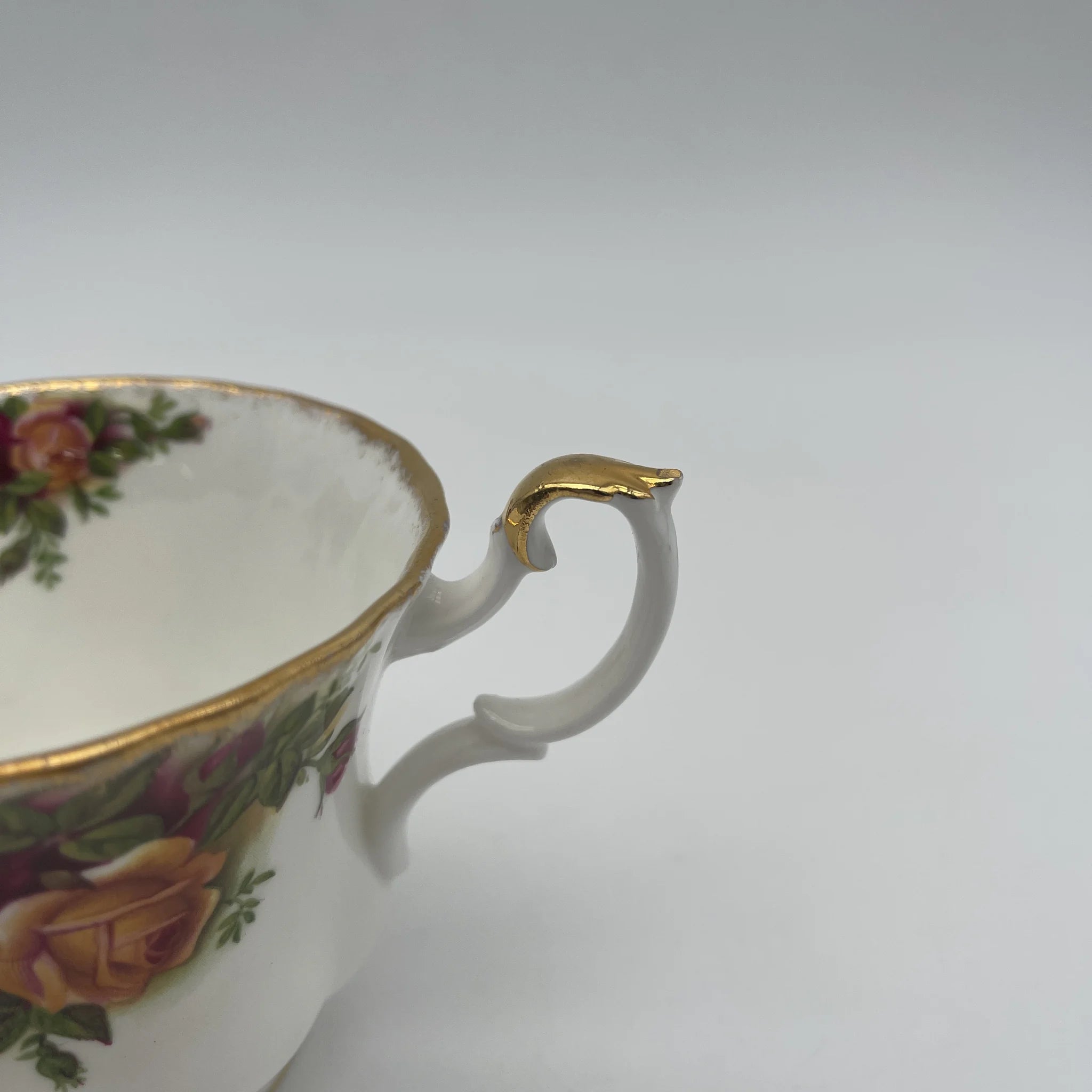 【复古】三重奏(杯子和碟子， / Royal Albert / Old Country Roses / 1962-1993年/ Bone China /英国/ montros shapes， 植物艺术，金彩