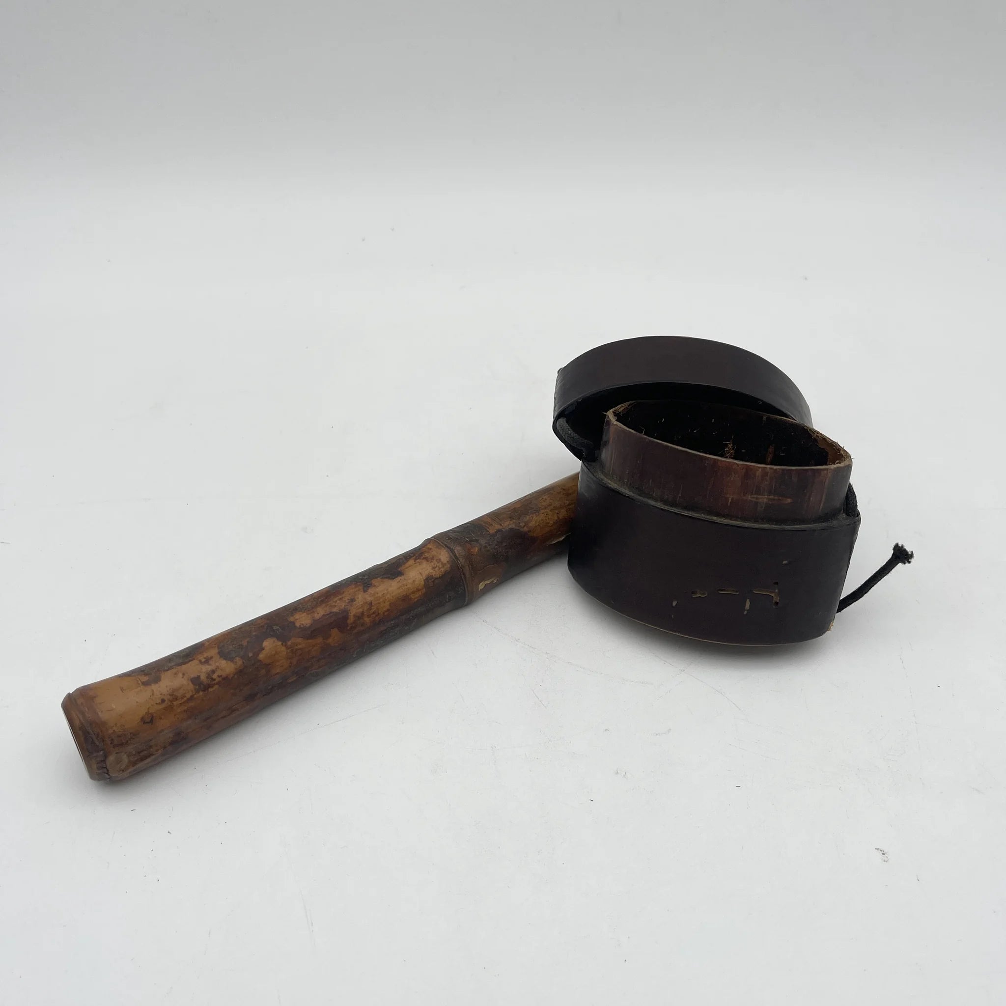 【骨董品】 煙管 (キセル) ・煙管入れ・叺 (カマス)3Pセット / 明治-昭和初期 (推定) / 真鍮 / 日本 / 羅宇煙管, 曲げわっぱ