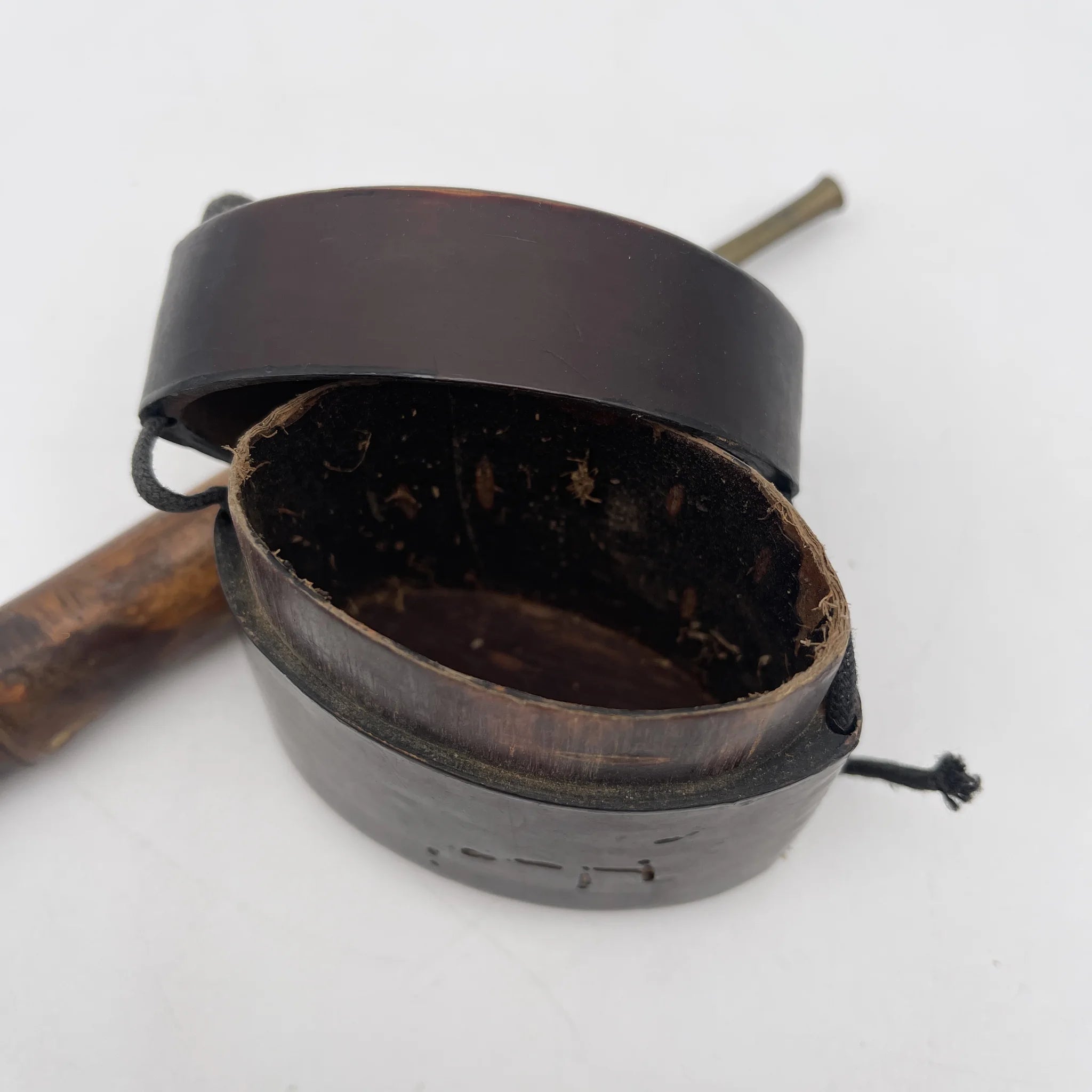 【骨董品】 煙管 (キセル) ・煙管入れ・叺 (カマス)3Pセット / 明治-昭和初期 (推定) / 真鍮 / 日本 / 羅宇煙管, 曲げわっぱ