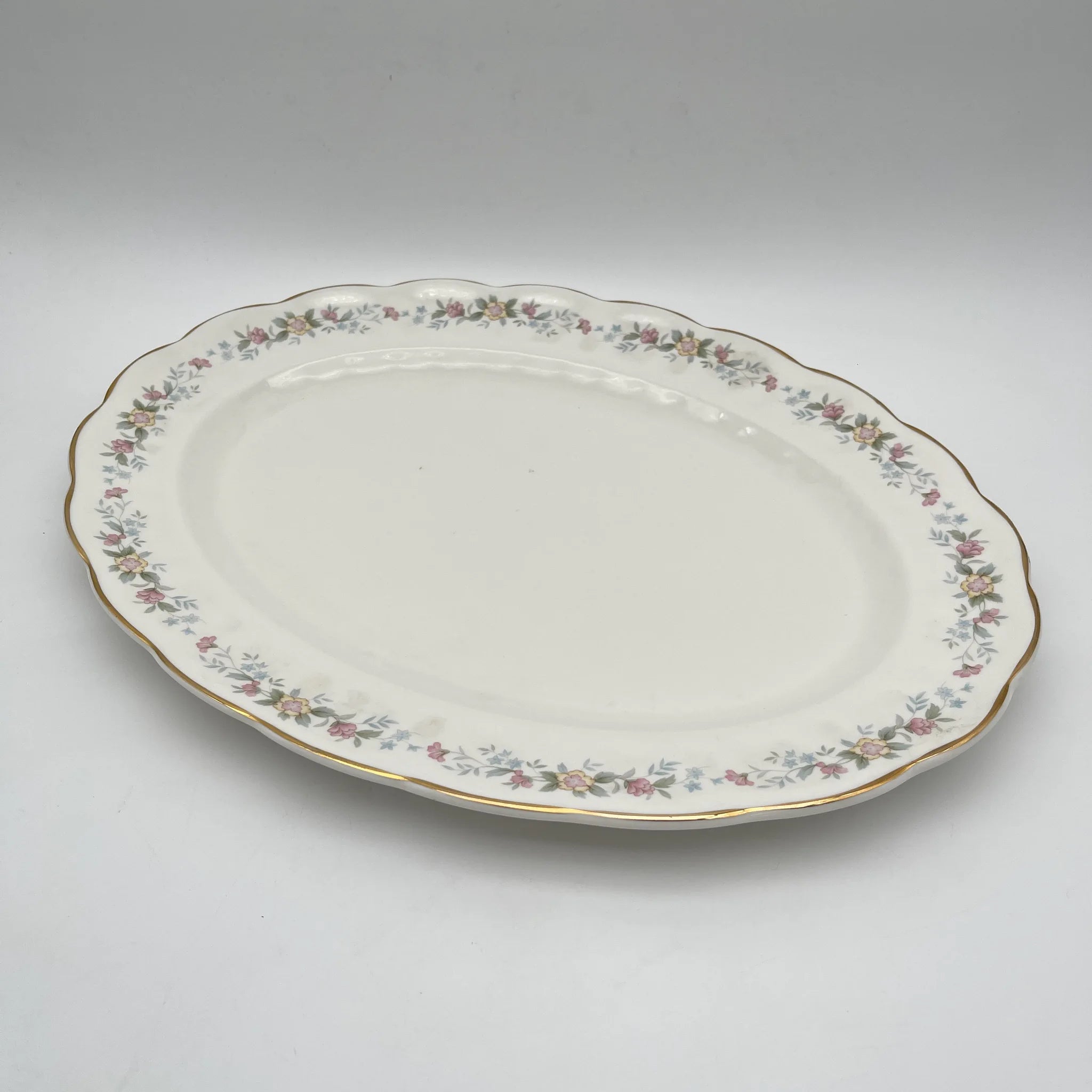【复古】椭圆形盘子（大盘）/ Mayfair (Mayfair) / 1950-1980年代（推测）/ Fine Bone China /英国/小花花样， 柔和色调，金彩