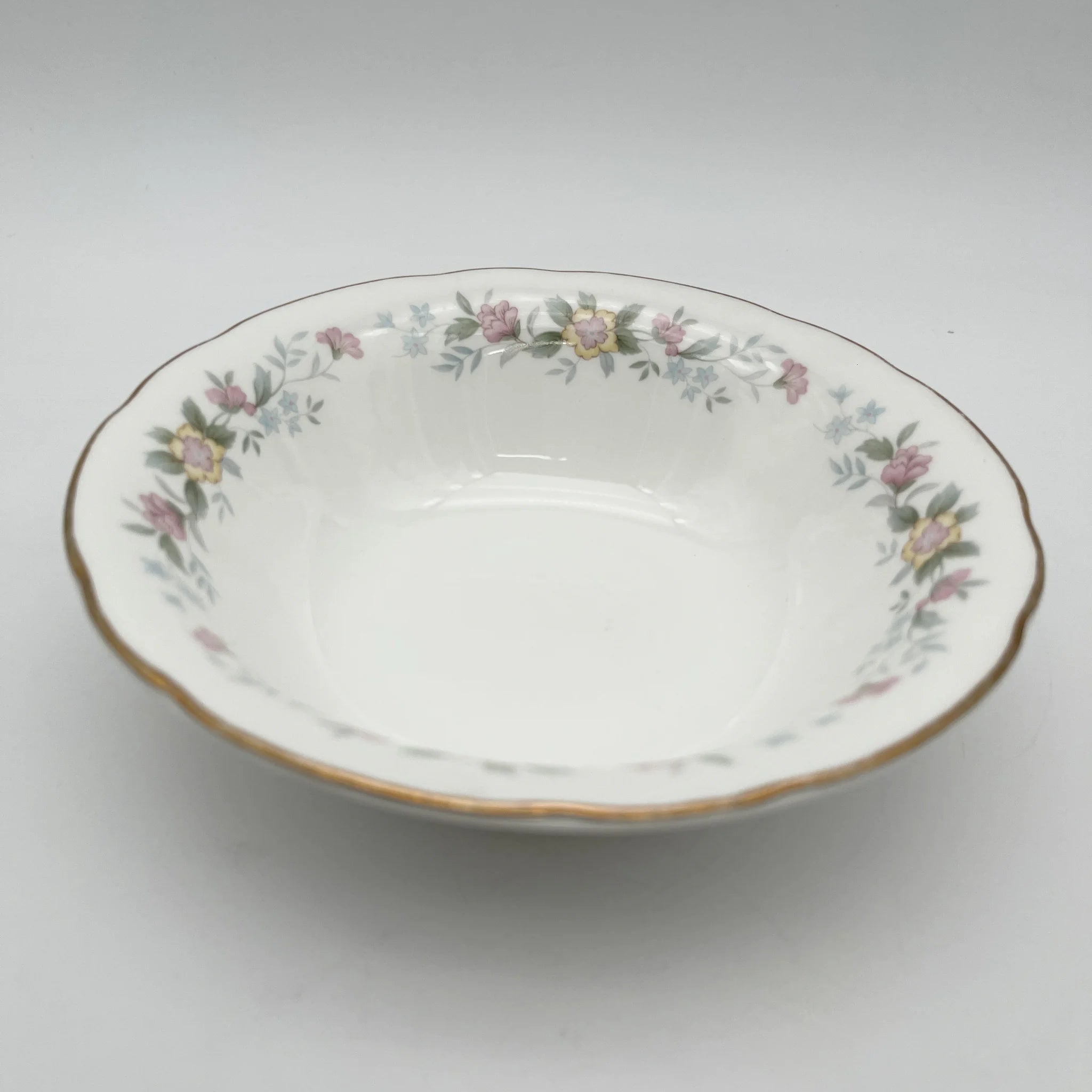 【复古】谷物碗（中碗）/ Mayfair（梅fair） / 1950-1980年代（推测）/ Fine Bone China /英国/小花图案，柔和色调， 金彩