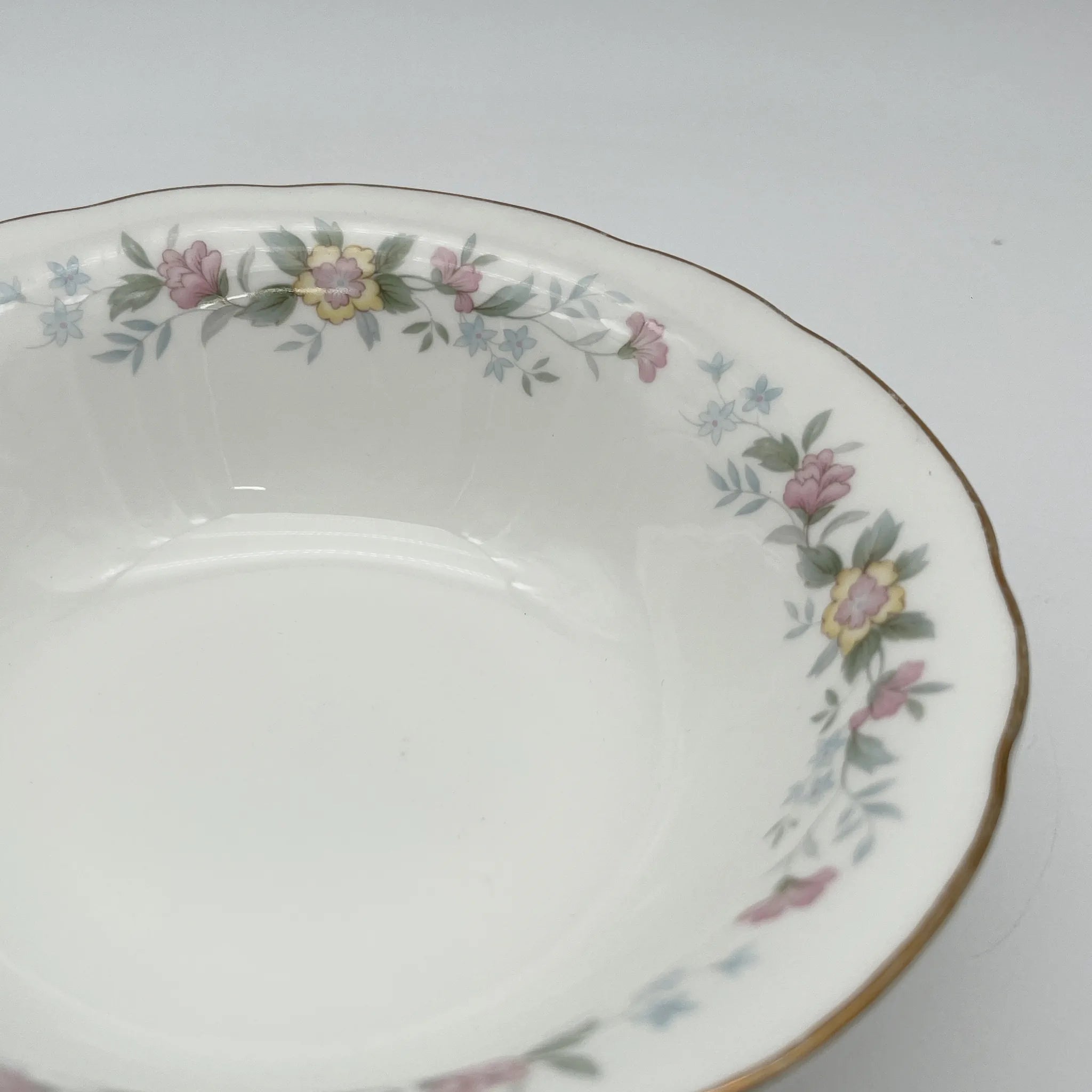 【复古】谷物碗（中碗）/ Mayfair（梅fair） / 1950-1980年代（推测）/ Fine Bone China /英国/小花图案，柔和色调， 金彩