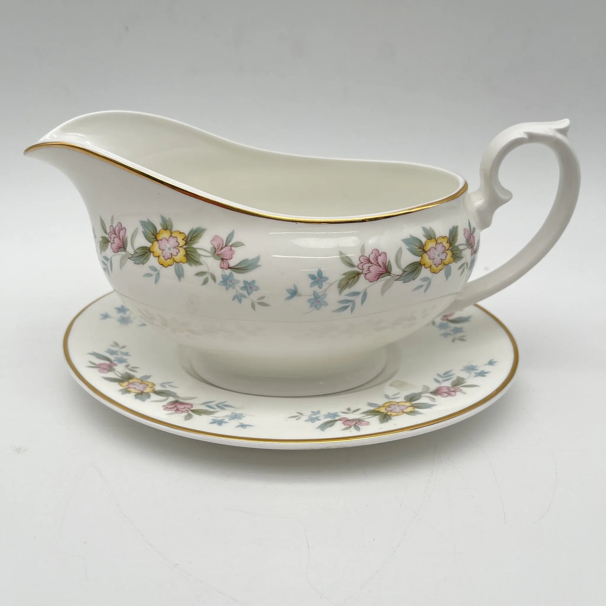 [Vintage] Gravy boat (saucière/sauce boat) & saucer / Mayfair / 1950-1980s (estimated) / Fine Bone China / England / Small flower pattern, pastel color, gold color