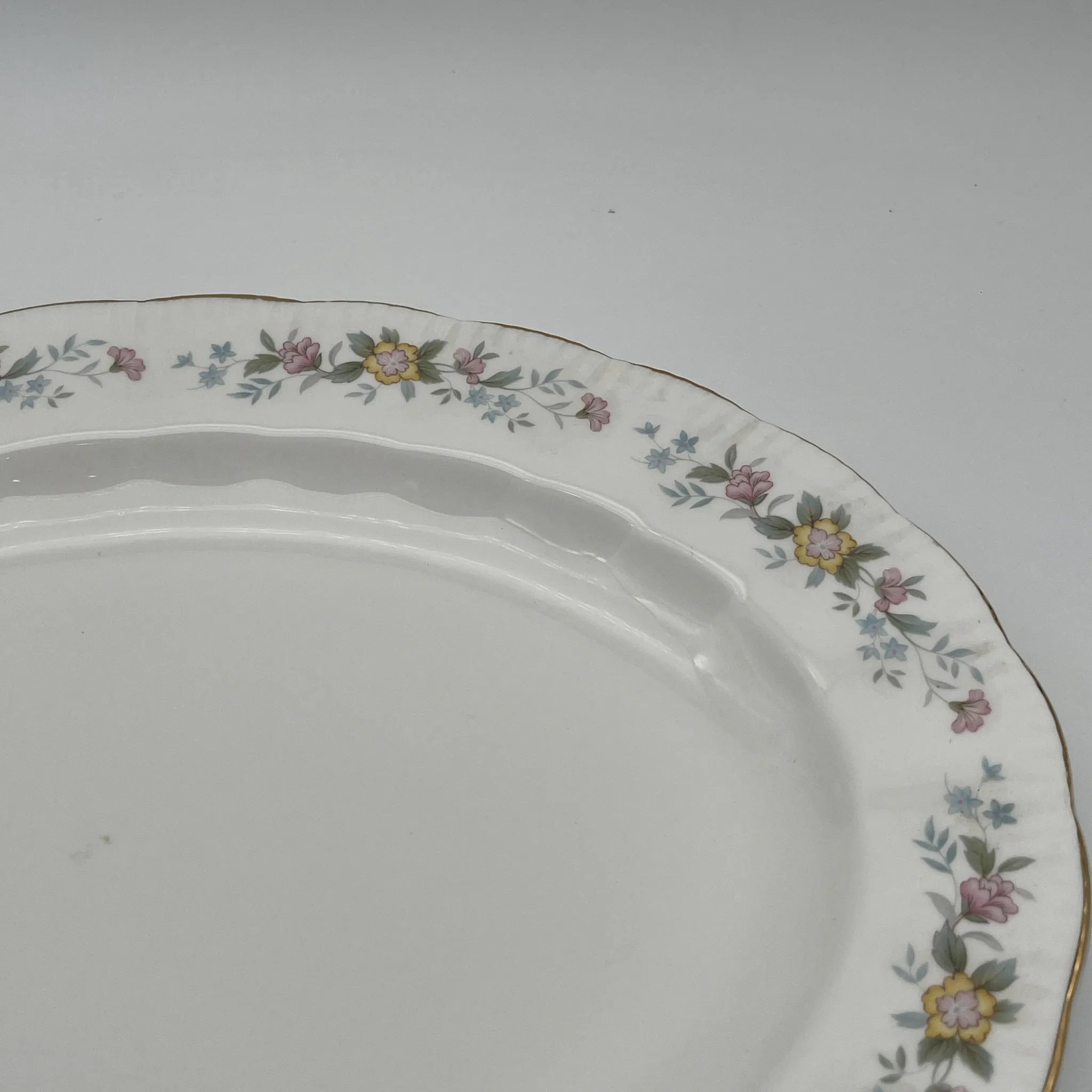 【复古】椭圆形盘子（大盘）/ Mayfair (Mayfair) / 1950-1980年代（推测）/ Fine Bone China /英国/小花花样， 柔和色调，金彩