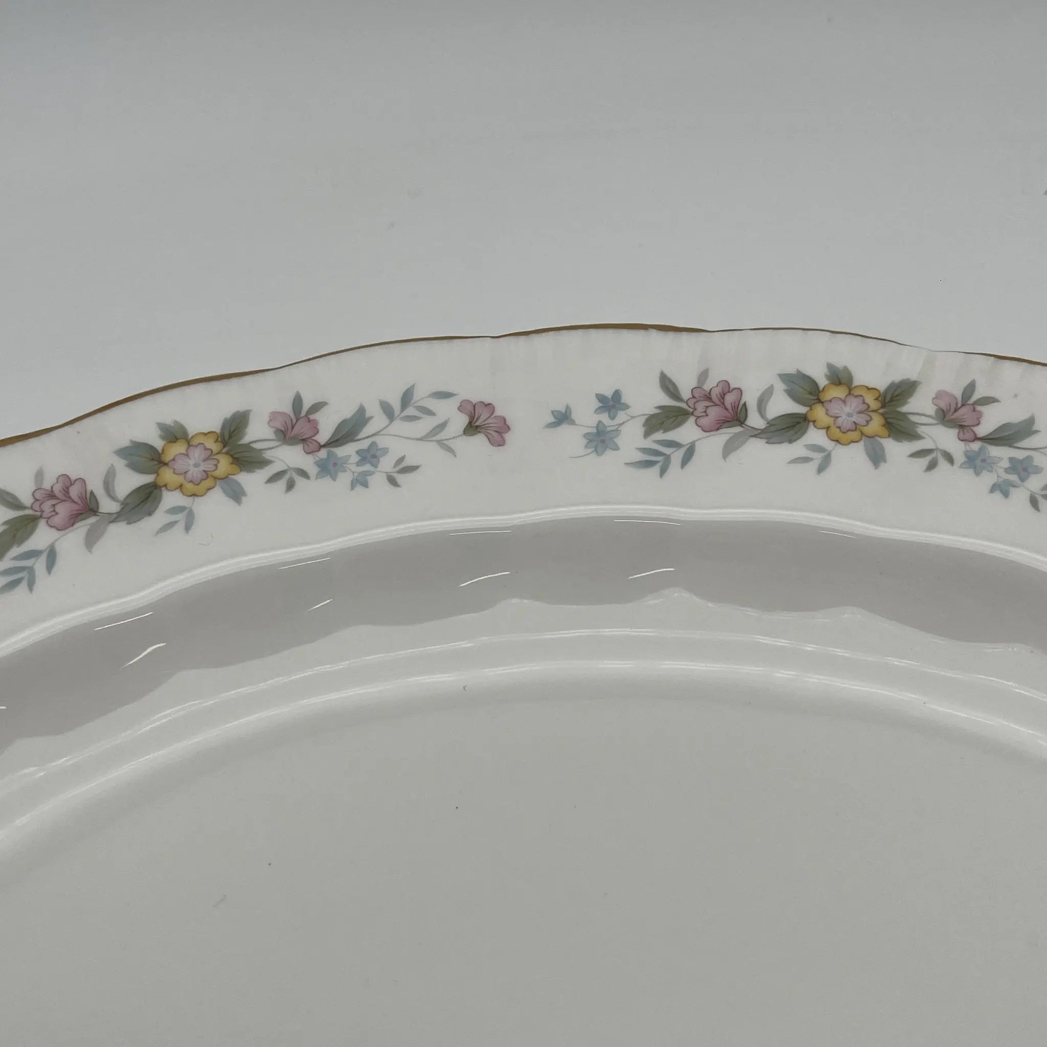 【复古】椭圆形盘子（大盘）/ Mayfair (Mayfair) / 1950-1980年代（推测）/ Fine Bone China /英国/小花花样， 柔和色调，金彩