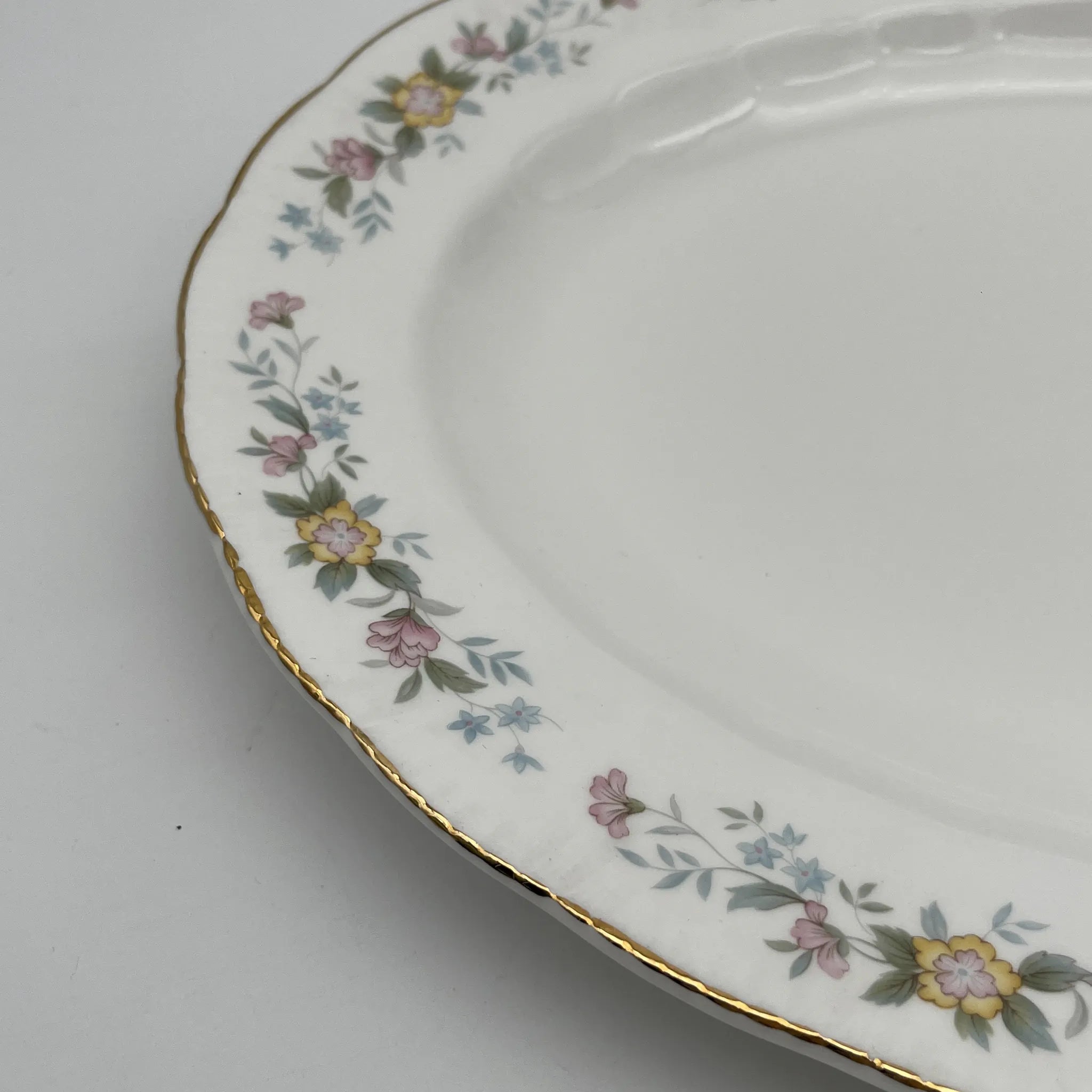 【复古】椭圆形盘子（大盘）/ Mayfair (Mayfair) / 1950-1980年代（推测）/ Fine Bone China /英国/小花花样， 柔和色调，金彩