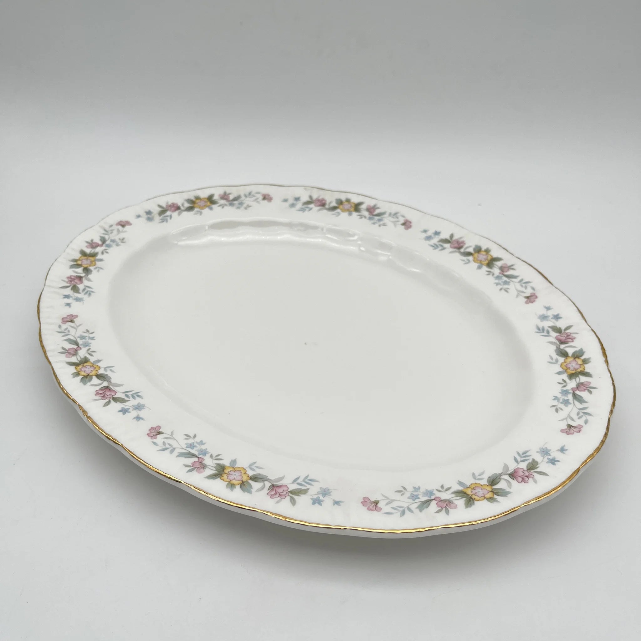 【复古】椭圆形盘子（大盘）/ Mayfair (Mayfair) / 1950-1980年代（推测）/ Fine Bone China /英国/小花花样， 柔和色调，金彩