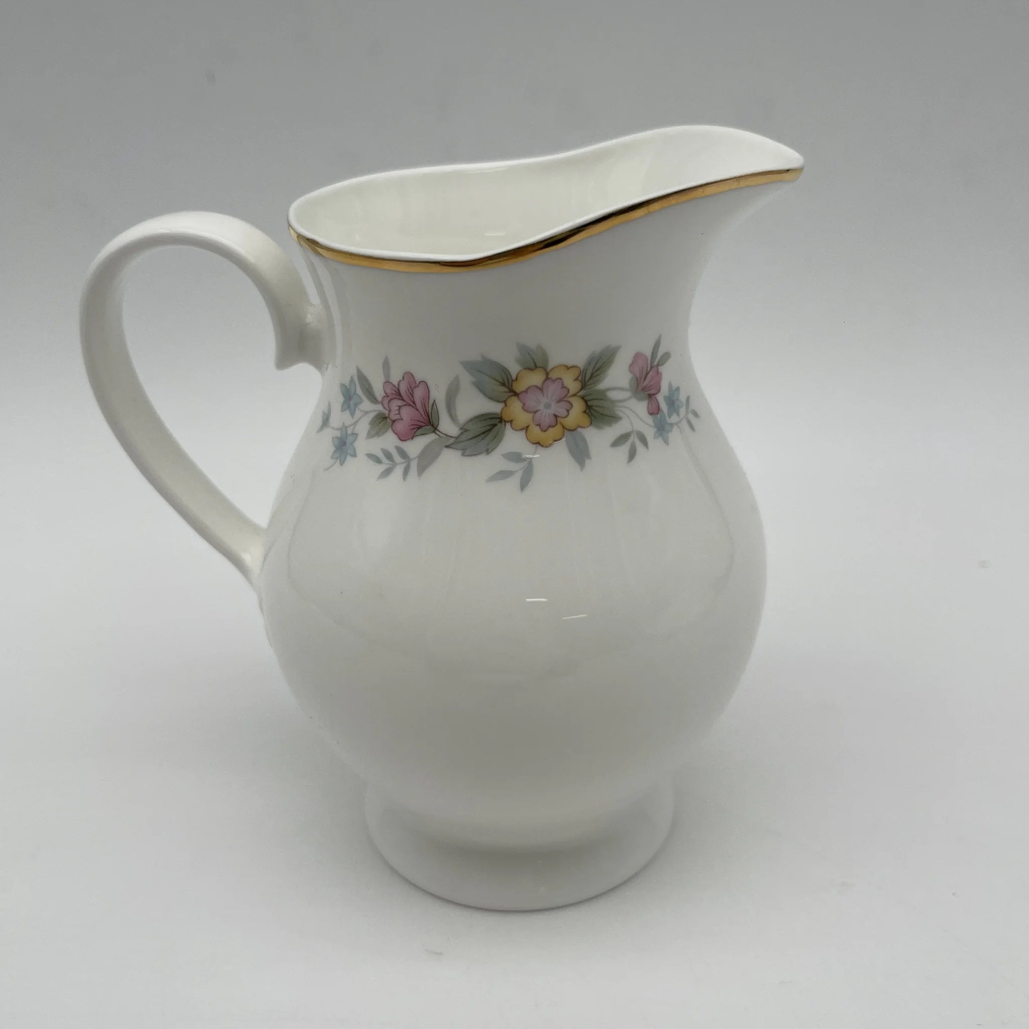 【复古】牛奶瓶/ Mayfair / 1950-1980年代（推测）/ Fine Bone China /英国/小花花样， 柔和色调，金彩