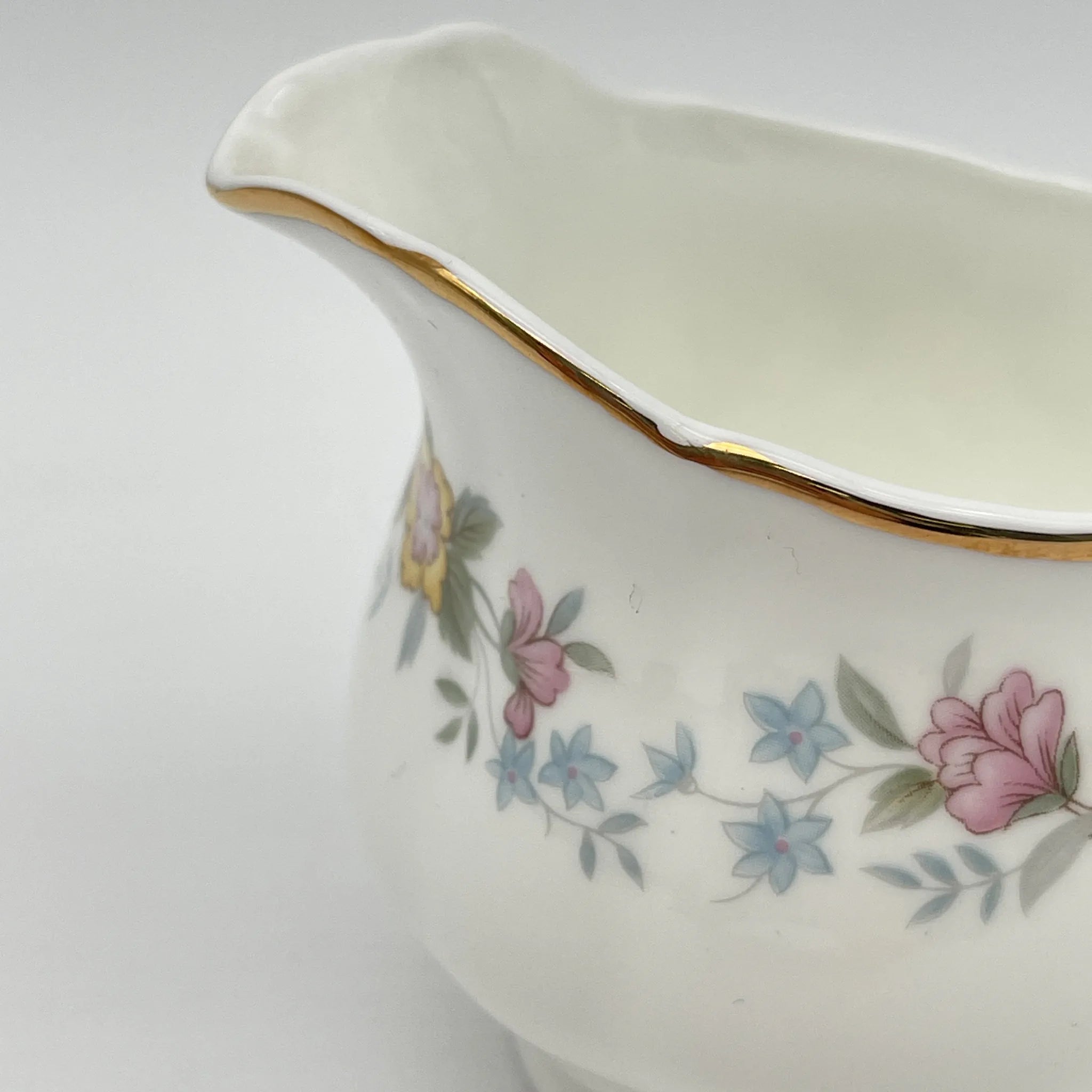 【复古】牛奶瓶/ Mayfair / 1950-1980年代（推测）/ Fine Bone China /英国/小花花样， 柔和色调，金彩