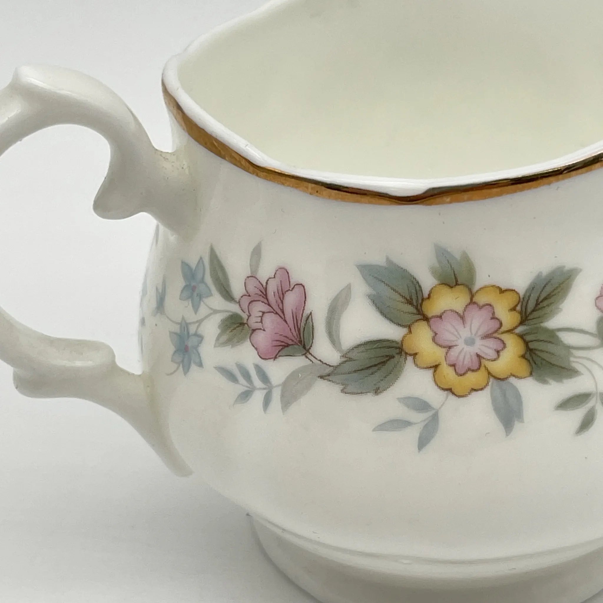 【复古】牛奶瓶/ Mayfair / 1950-1980年代（推测）/ Fine Bone China /英国/小花花样， 柔和色调，金彩