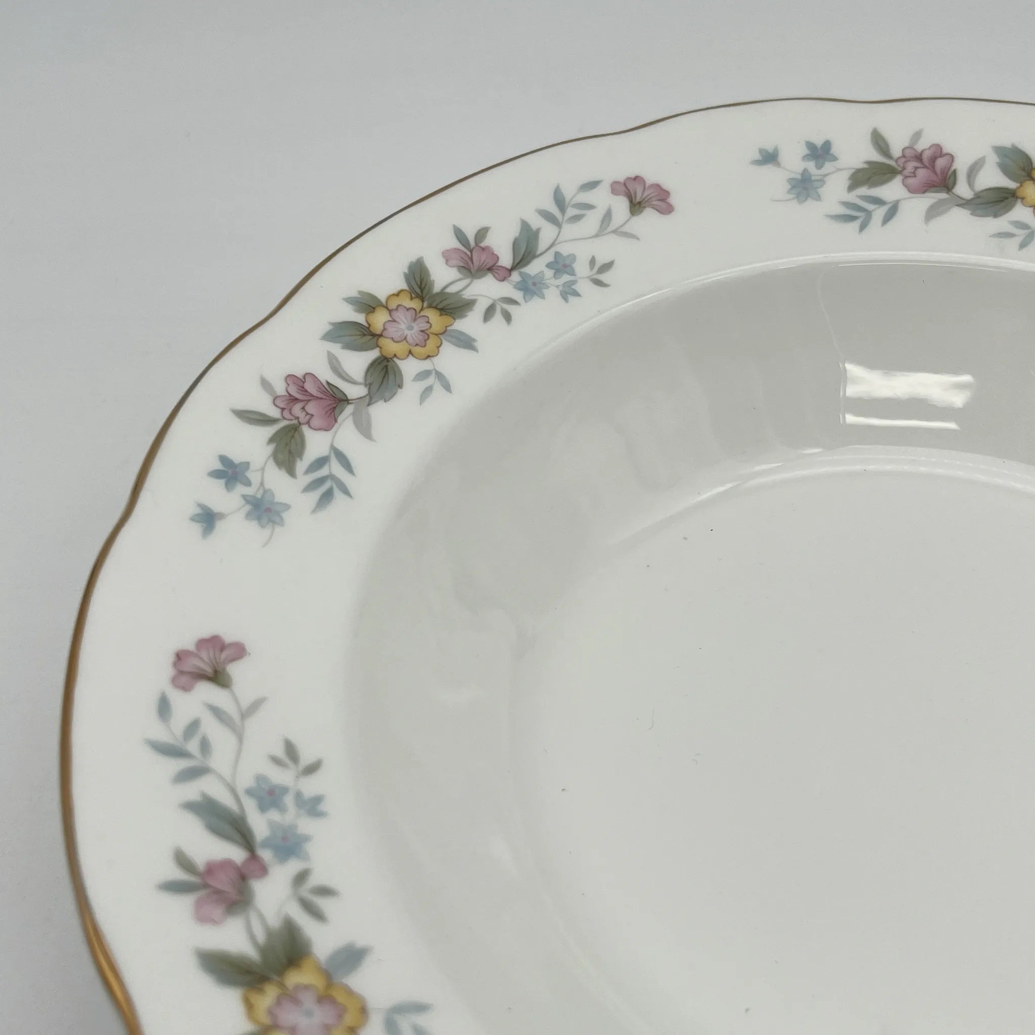 【复古】汤盘（深盘）/ Mayfair (Mayfair) / 1950-1980年代（推测）/ Fine Bone China /英国/小花图案，柔和色调， 金彩