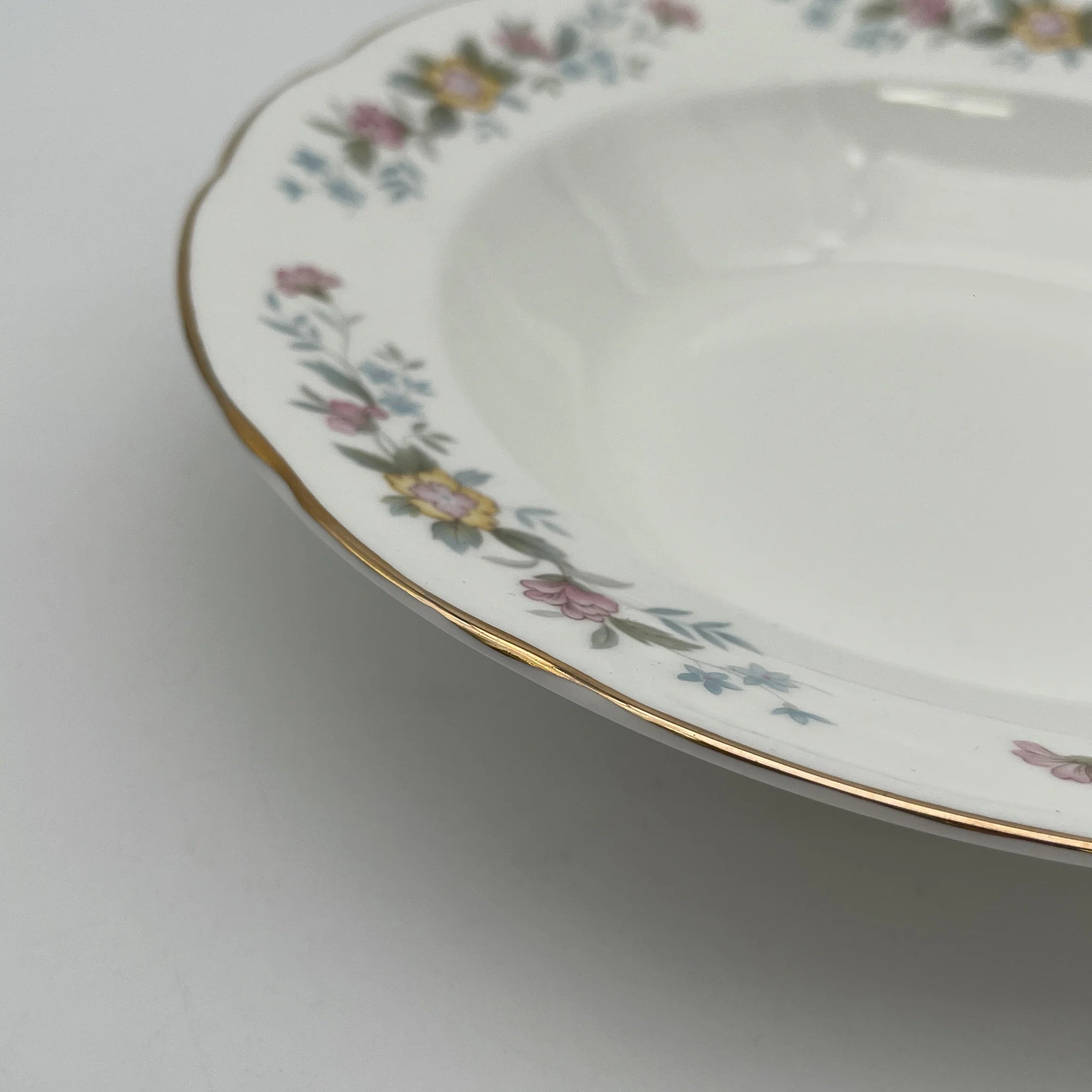 【复古】汤盘（深盘）/ Mayfair (Mayfair) / 1950-1980年代（推测）/ Fine Bone China /英国/小花图案，柔和色调， 金彩
