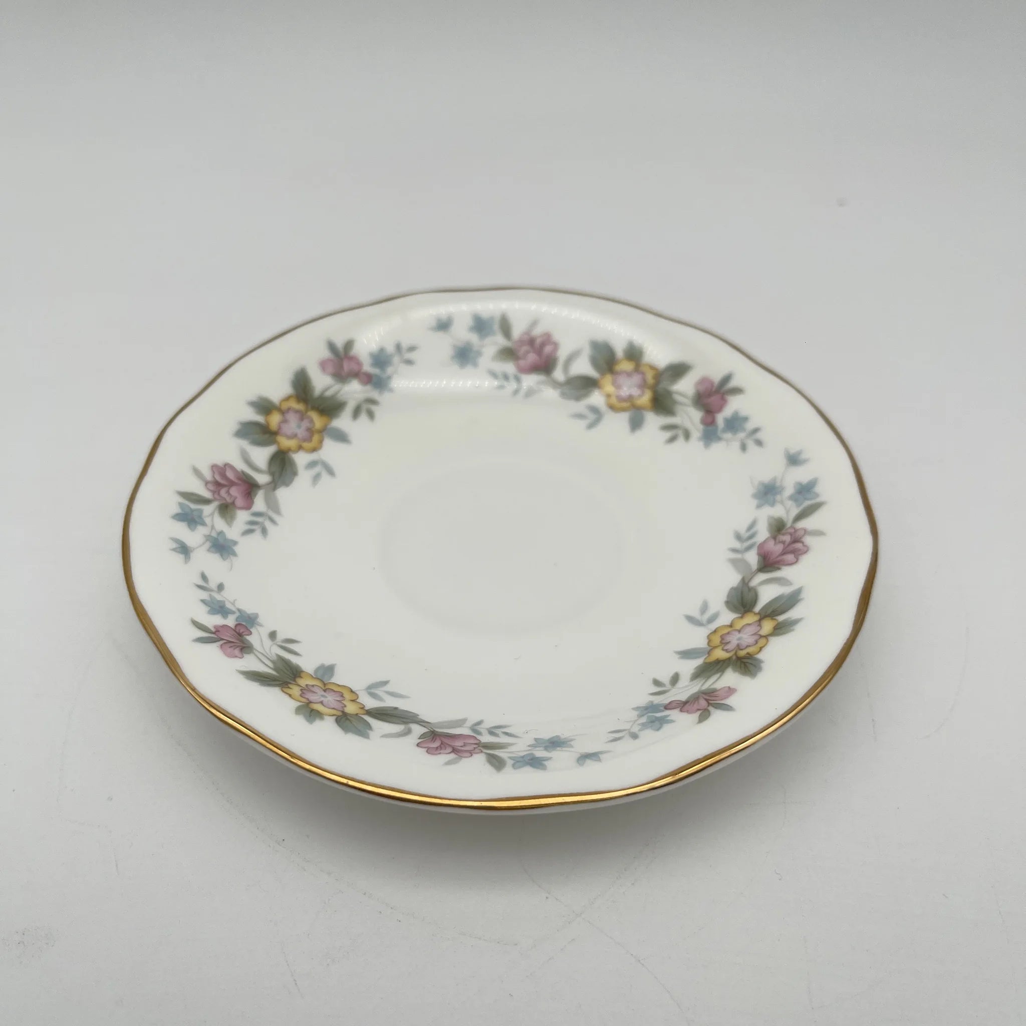 【复古】杯&碟子2p / Mayfair (Mayfair) / 1950-1980年代（推定）/ Fine Bone China /英国/小花图案，柔和色调，金彩