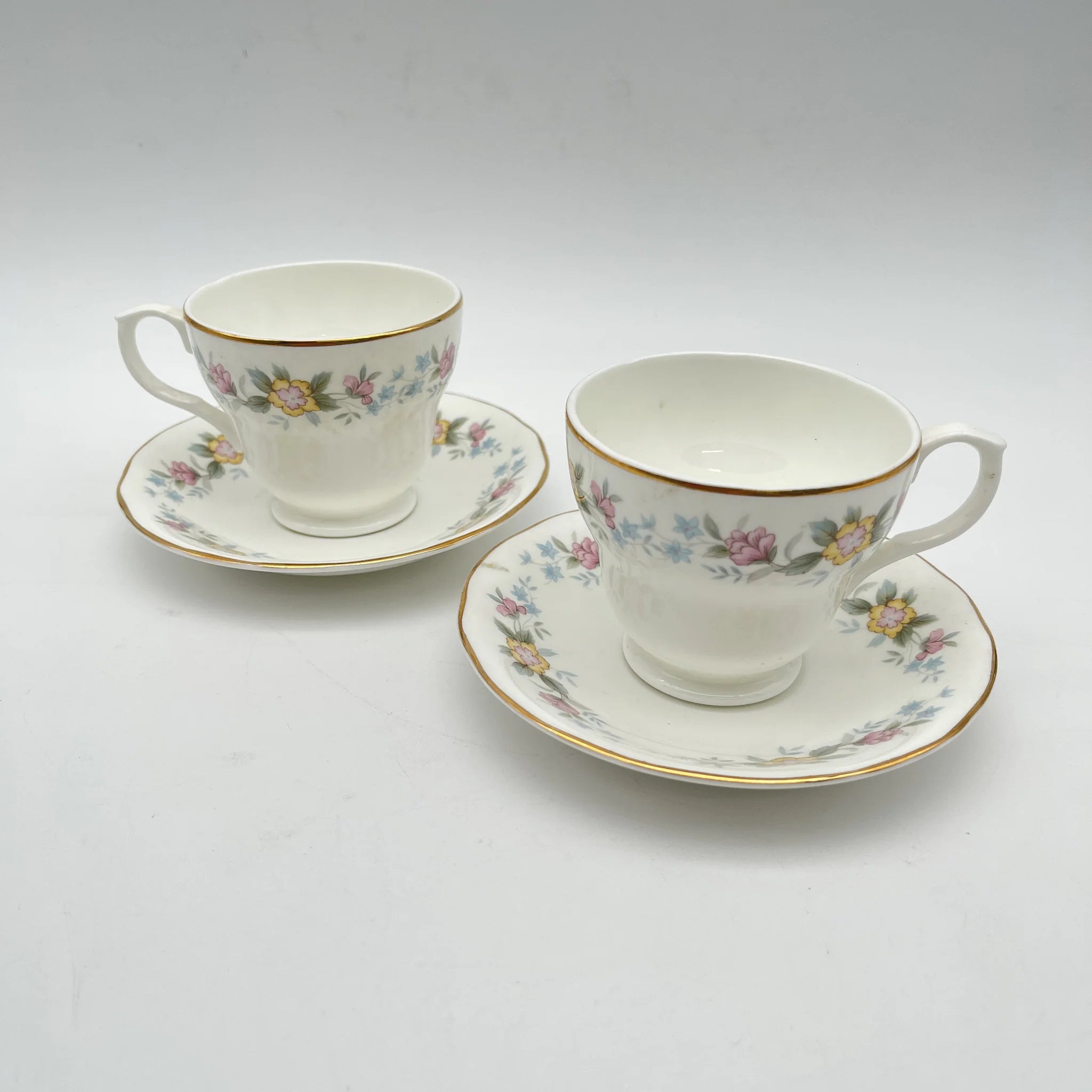 【复古】杯&碟子2p / Mayfair (Mayfair) / 1950-1980年代（推定）/ Fine Bone China /英国/小花图案，柔和色调，金彩