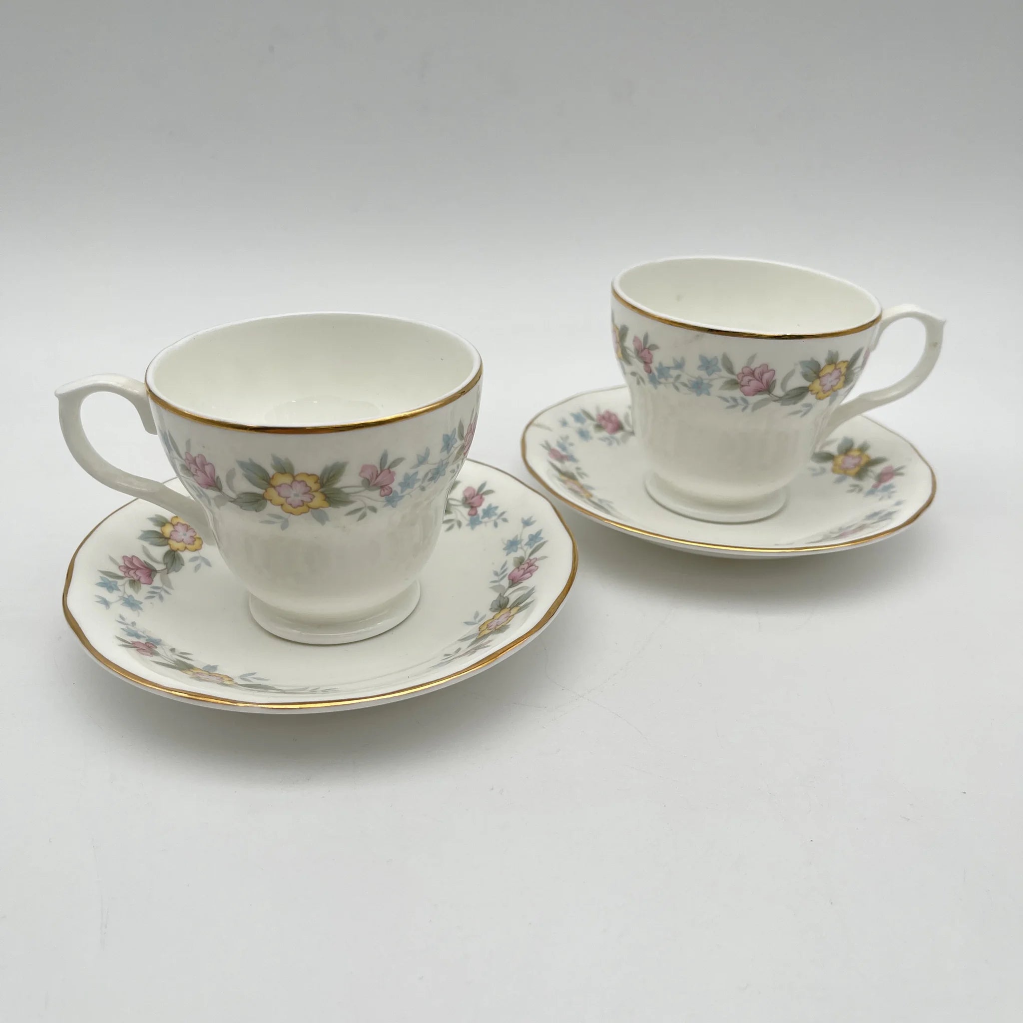 【复古】杯&碟子2p / Mayfair (Mayfair) / 1950-1980年代（推定）/ Fine Bone China /英国/小花图案，柔和色调，金彩