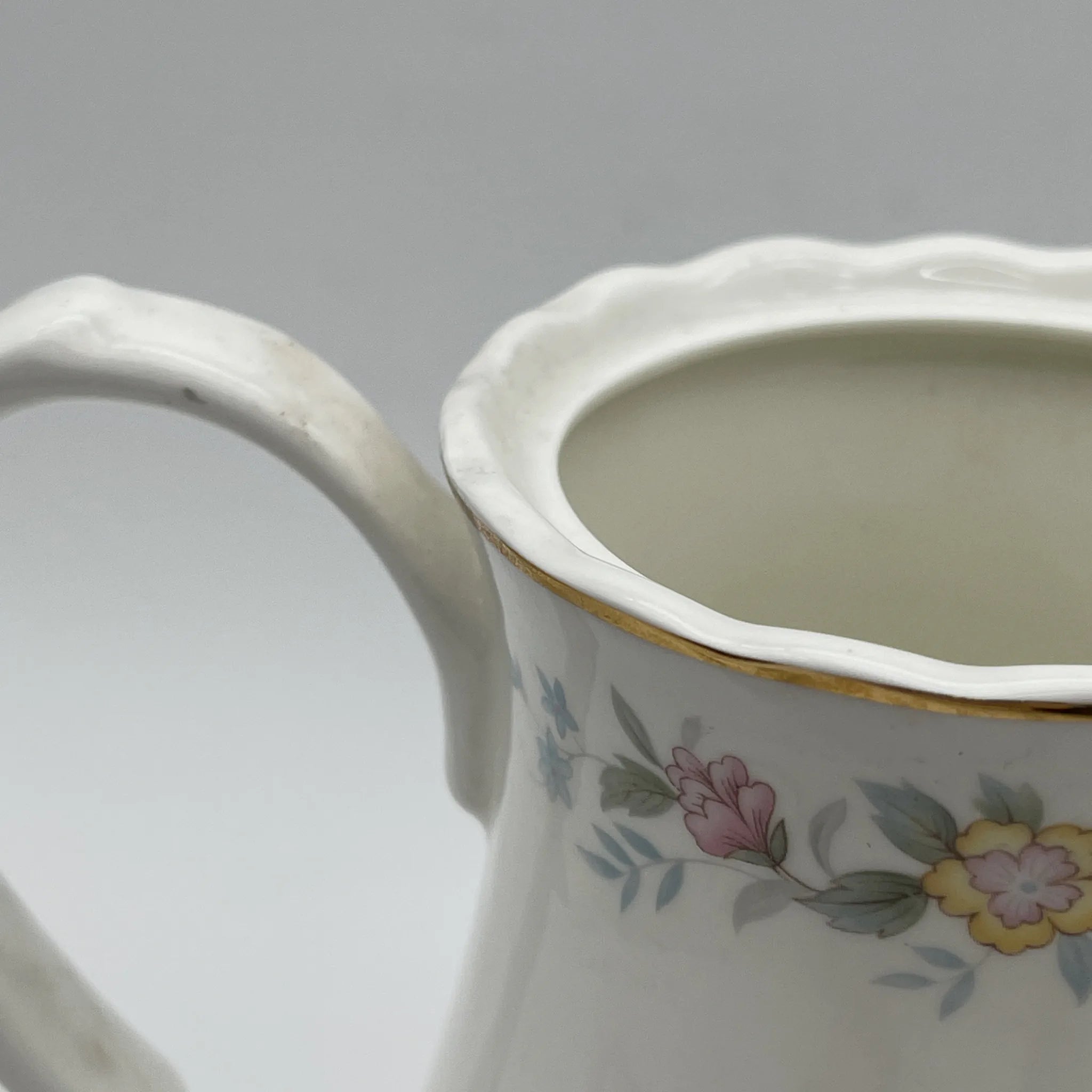 【复古】茶壶/ Mayfair (Mayfair) / 1950-1980年代（推定）/ Fine Bone China /英国/小花图案，柔和色调，金彩