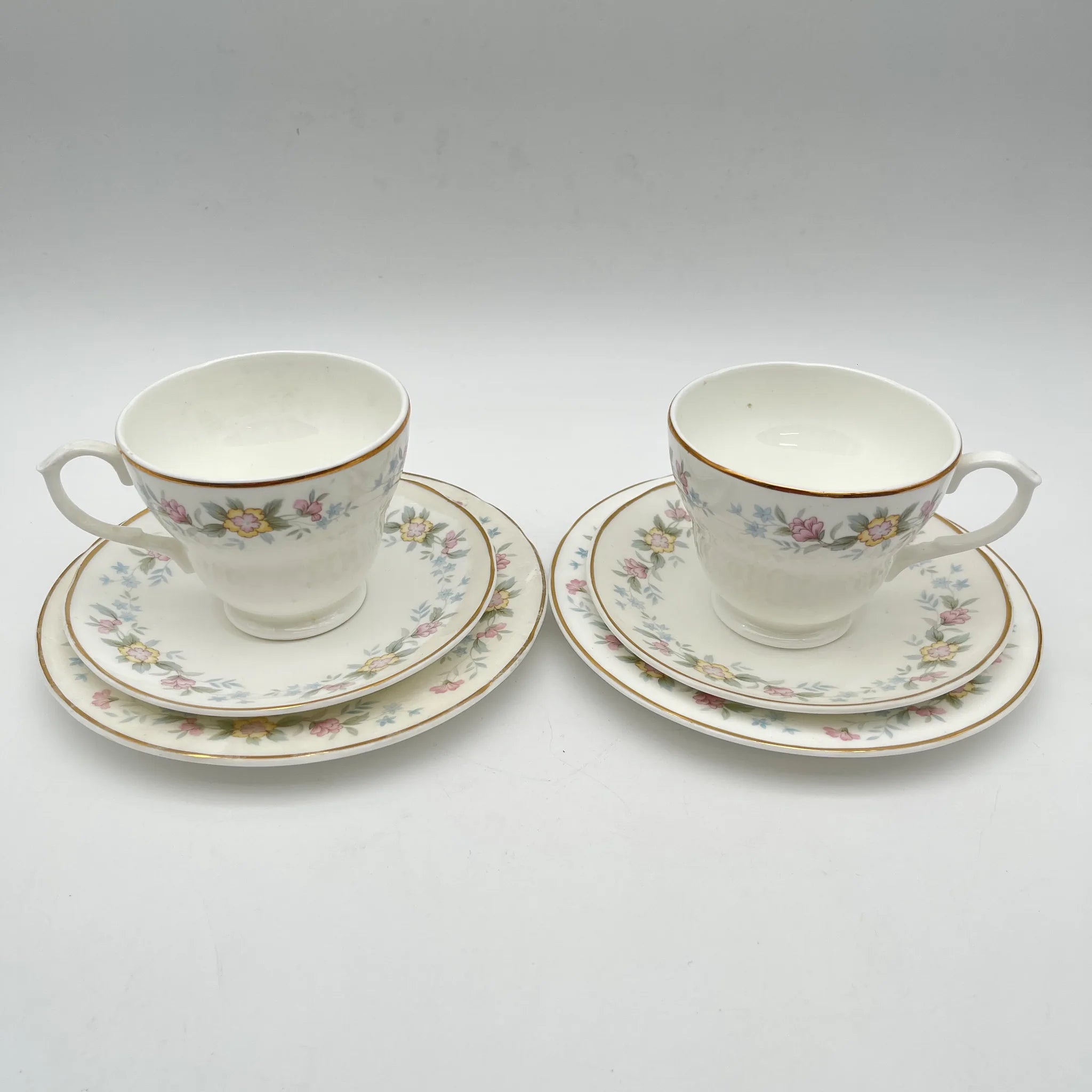 【复古】三叠式（杯&碟子+甜点盘）2p +附带备用杯/ Mayfair (Mayfair) / 1950-1980年代（推测）/ Fine Bone China / 英国/小花图案，柔和的颜色，金色
