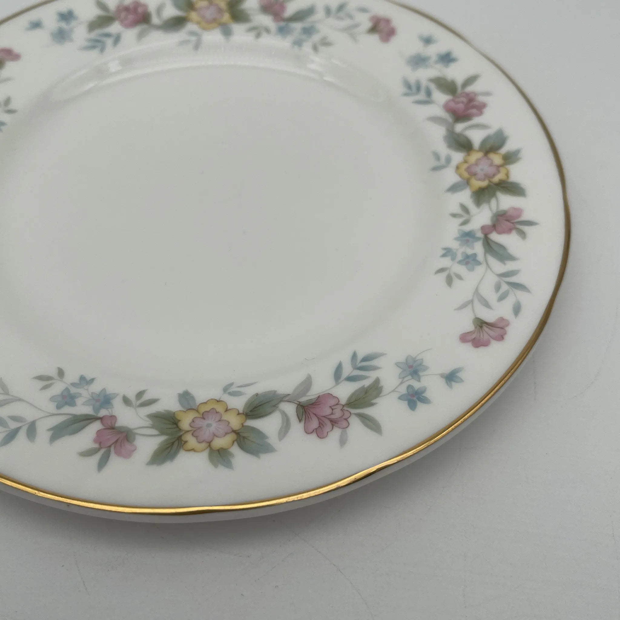 【复古】甜点盘（中盘）/ Mayfair (Mayfair) / 1950-1980年代（推测）/ Fine Bone China /英国/小花花样， 柔和色调，金彩