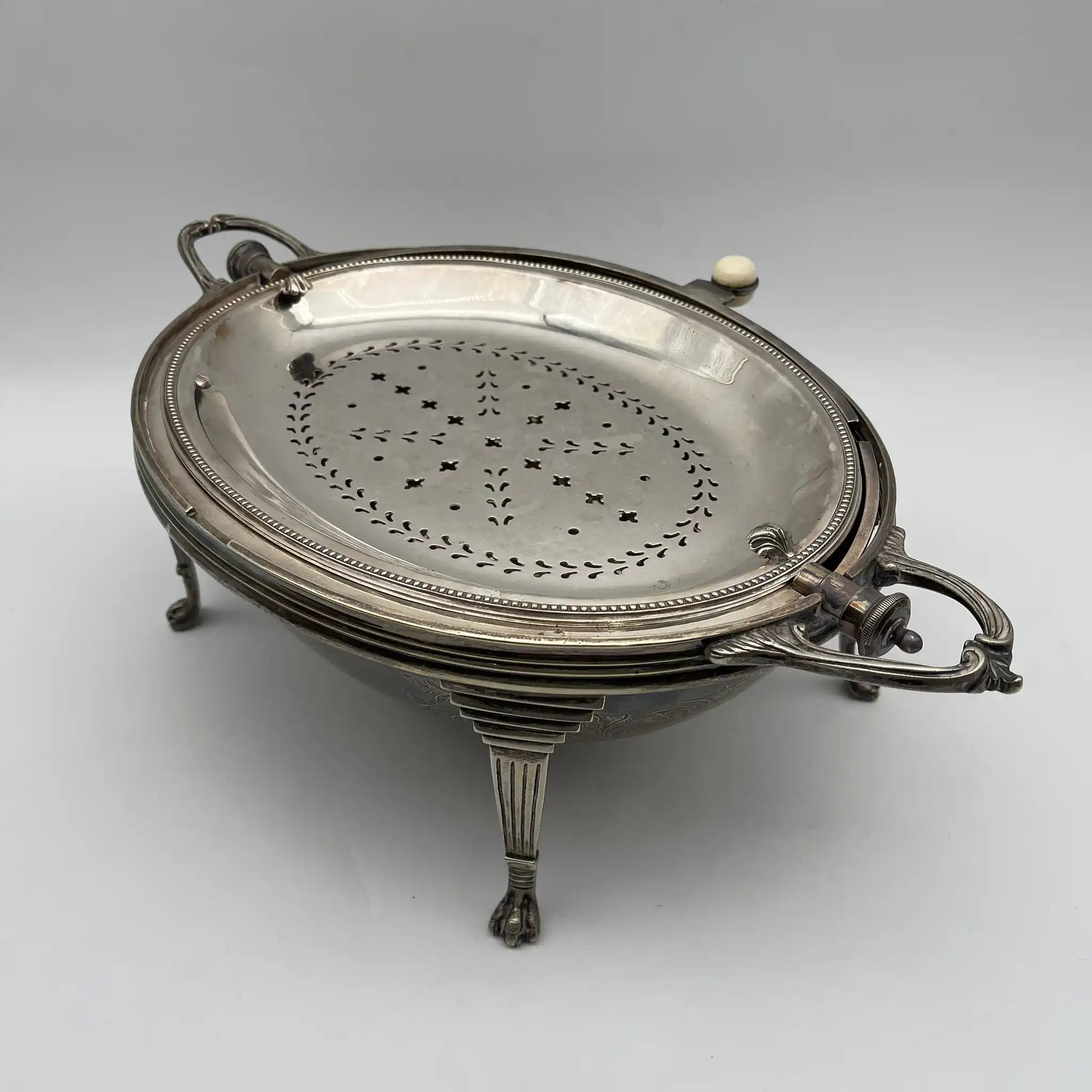 [Antique] Breakfast dish / Estimated early 20C / Silver plate / British / Rotating lid, engraving, monogram