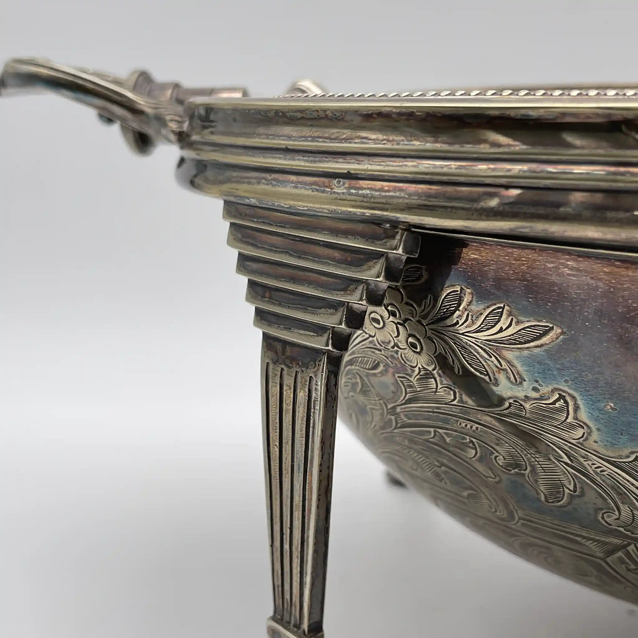 [Antique] Breakfast dish / Estimated early 20C / Silver plate / British / Rotating lid, engraving, monogram