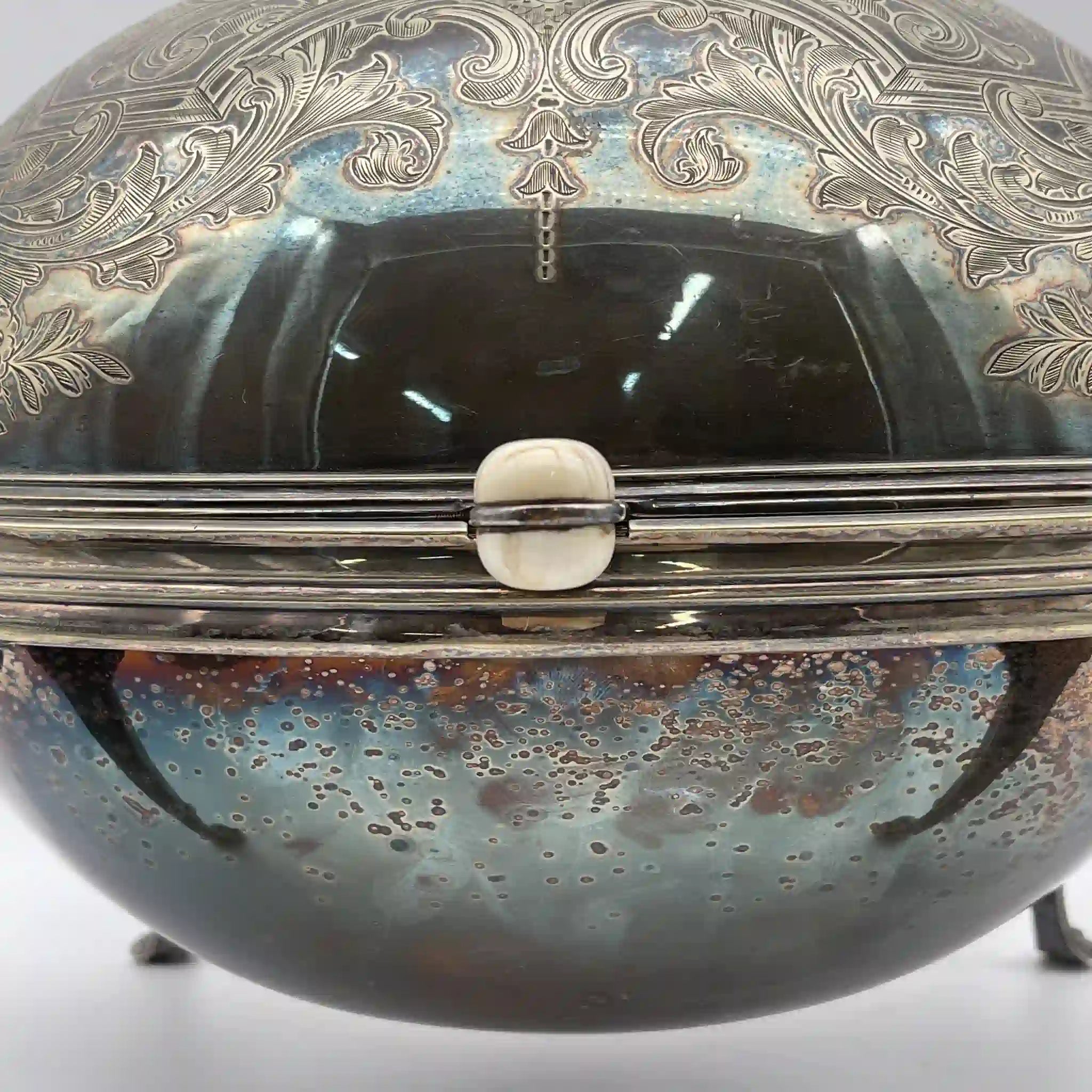 [Antique] Breakfast dish / Estimated early 20C / Silver plate / British / Rotating lid, engraving, monogram