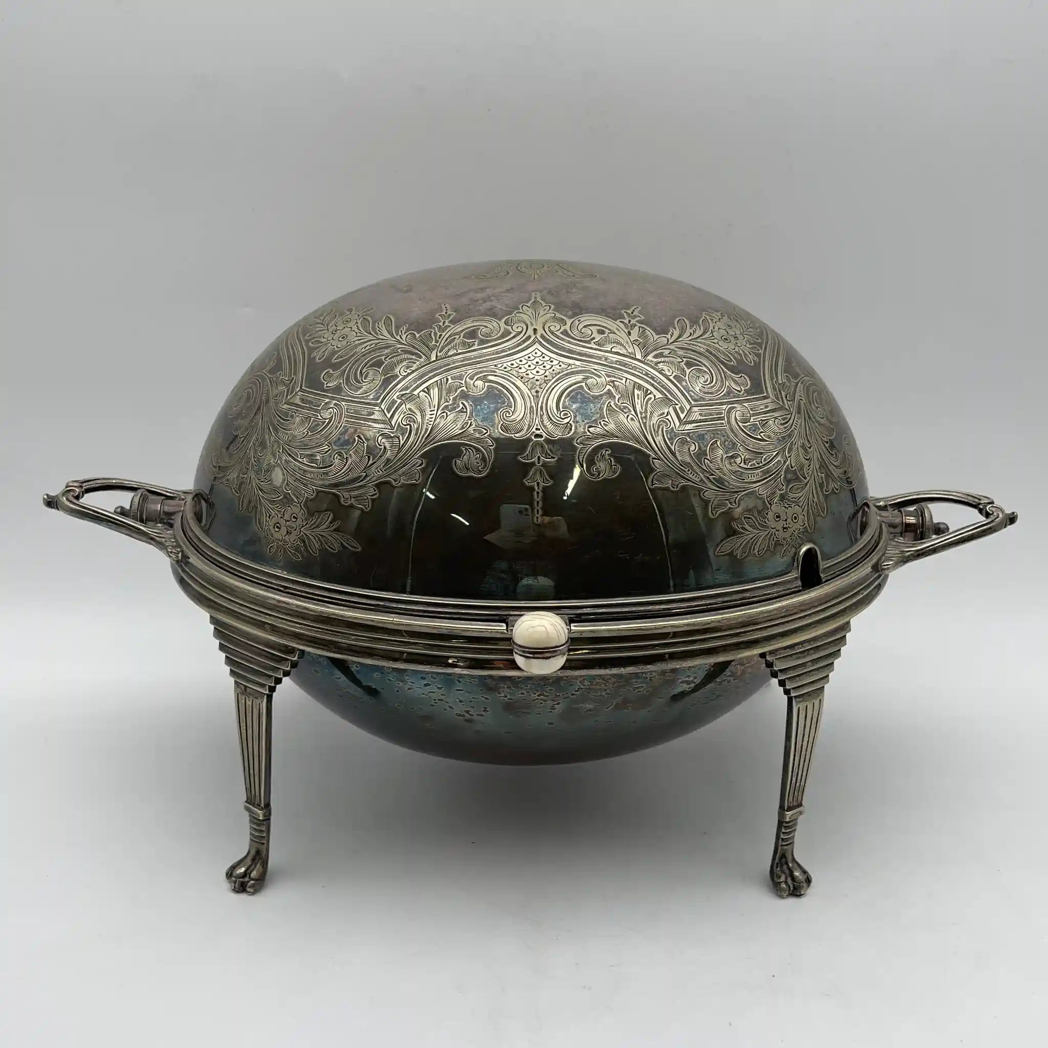 [Antique] Breakfast dish / Estimated early 20C / Silver plate / British / Rotating lid, engraving, monogram