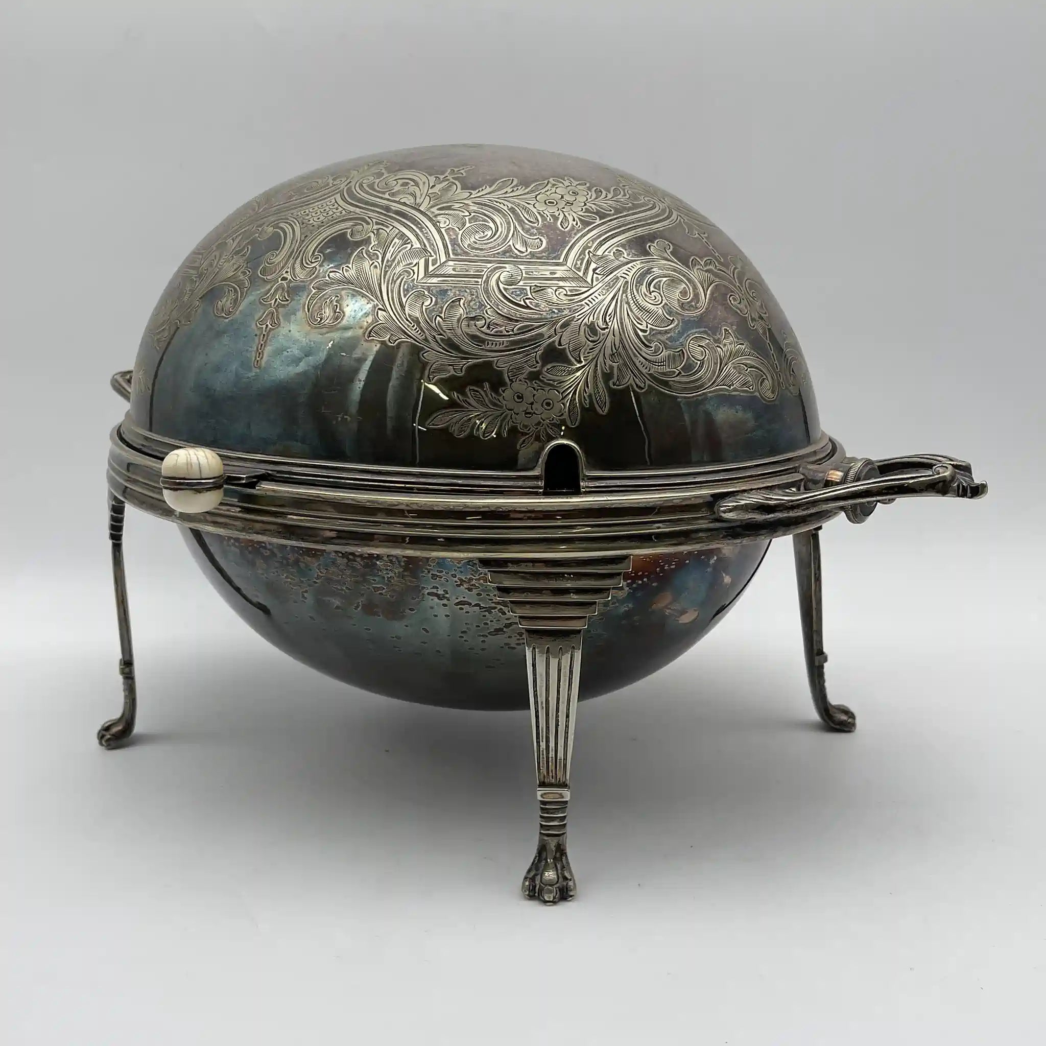 [Antique] Breakfast dish / Estimated early 20C / Silver plate / British / Rotating lid, engraving, monogram