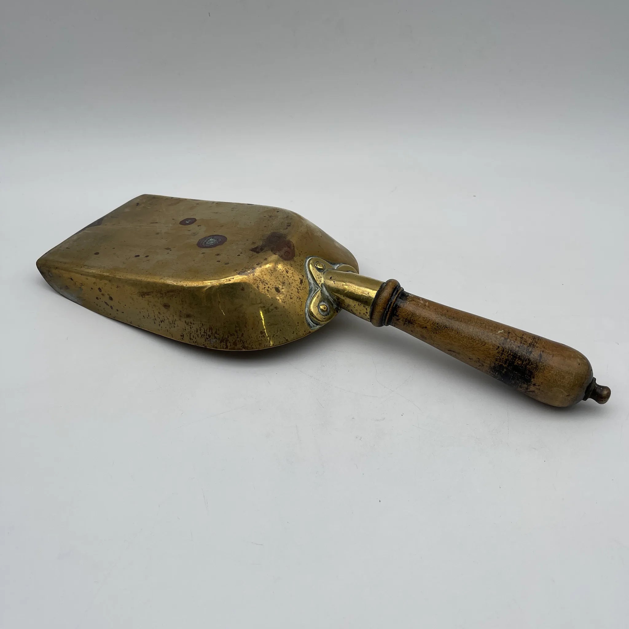 [Antique] Hand scoop / Estimated early 20C / Brass / England / Fire tool, for coal