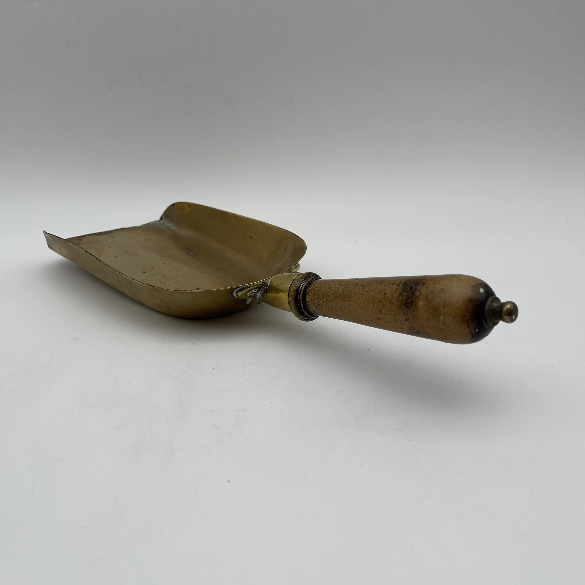 [Antique] Hand scoop / Estimated early 20C / Brass / England / Fire tool, for coal