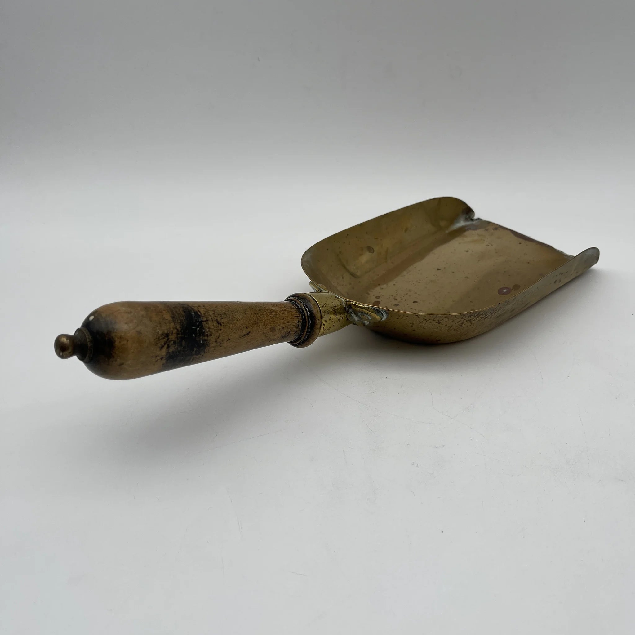 [Antique] Hand scoop / Estimated early 20C / Brass / England / Fire tool, for coal
