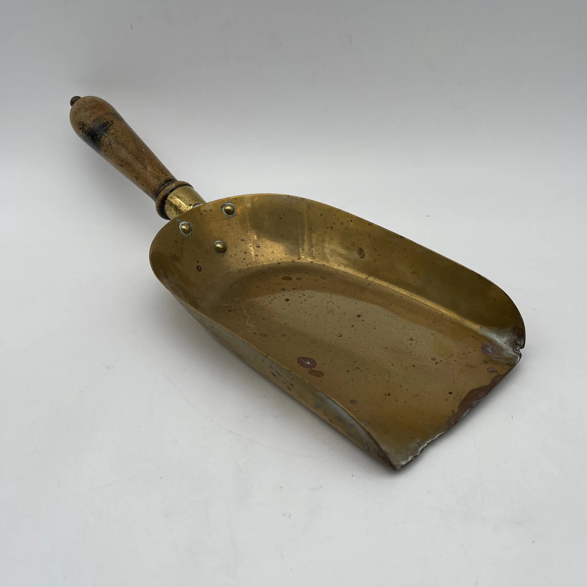 [Antique] Hand scoop / Estimated early 20C / Brass / England / Fire tool, for coal