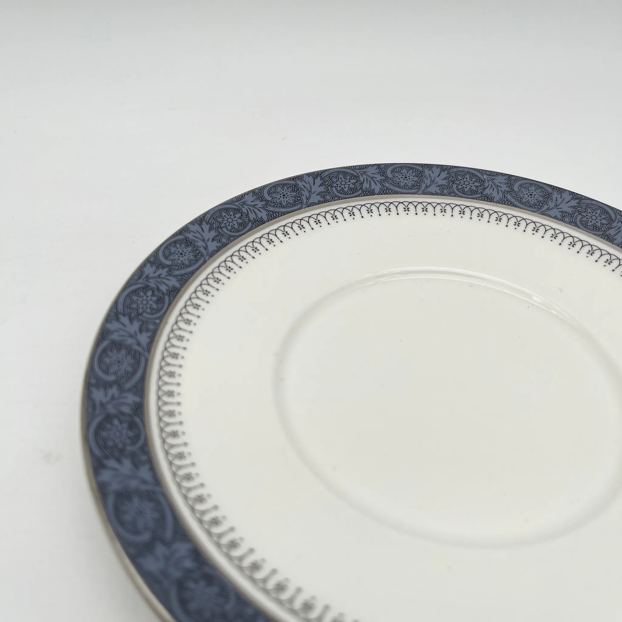 [Vintage] Dessert plate (medium plate) / Royal Doulton / Sherbrooke / 1970-1990s / Fine Bone China / England / Silver, Acanthus, Festoon (festoon)
