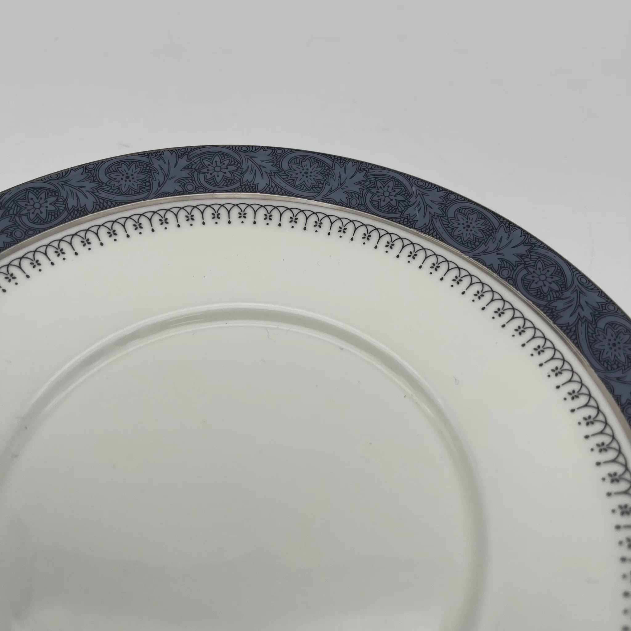 [Vintage] Dessert plate (medium plate) / Royal Doulton / Sherbrooke / 1970-1990s / Fine Bone China / England / Silver, Acanthus, Festoon (festoon)