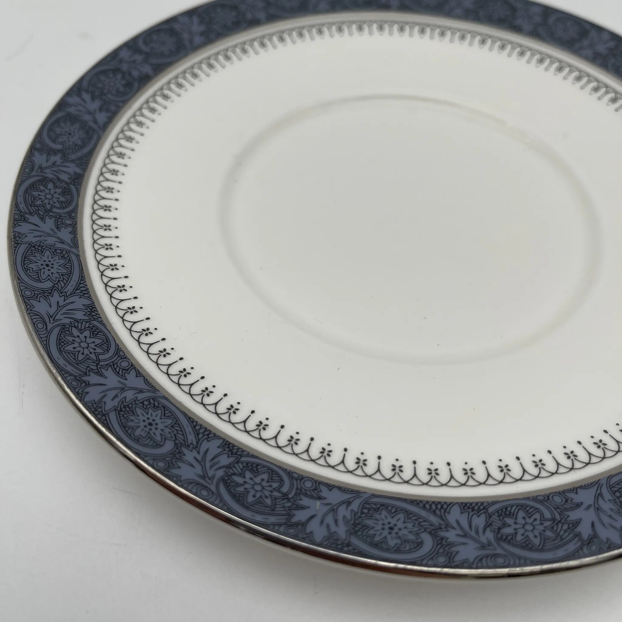 [Vintage] Dessert plate (medium plate) / Royal Doulton / Sherbrooke / 1970-1990s / Fine Bone China / England / Silver, Acanthus, Festoon (festoon)