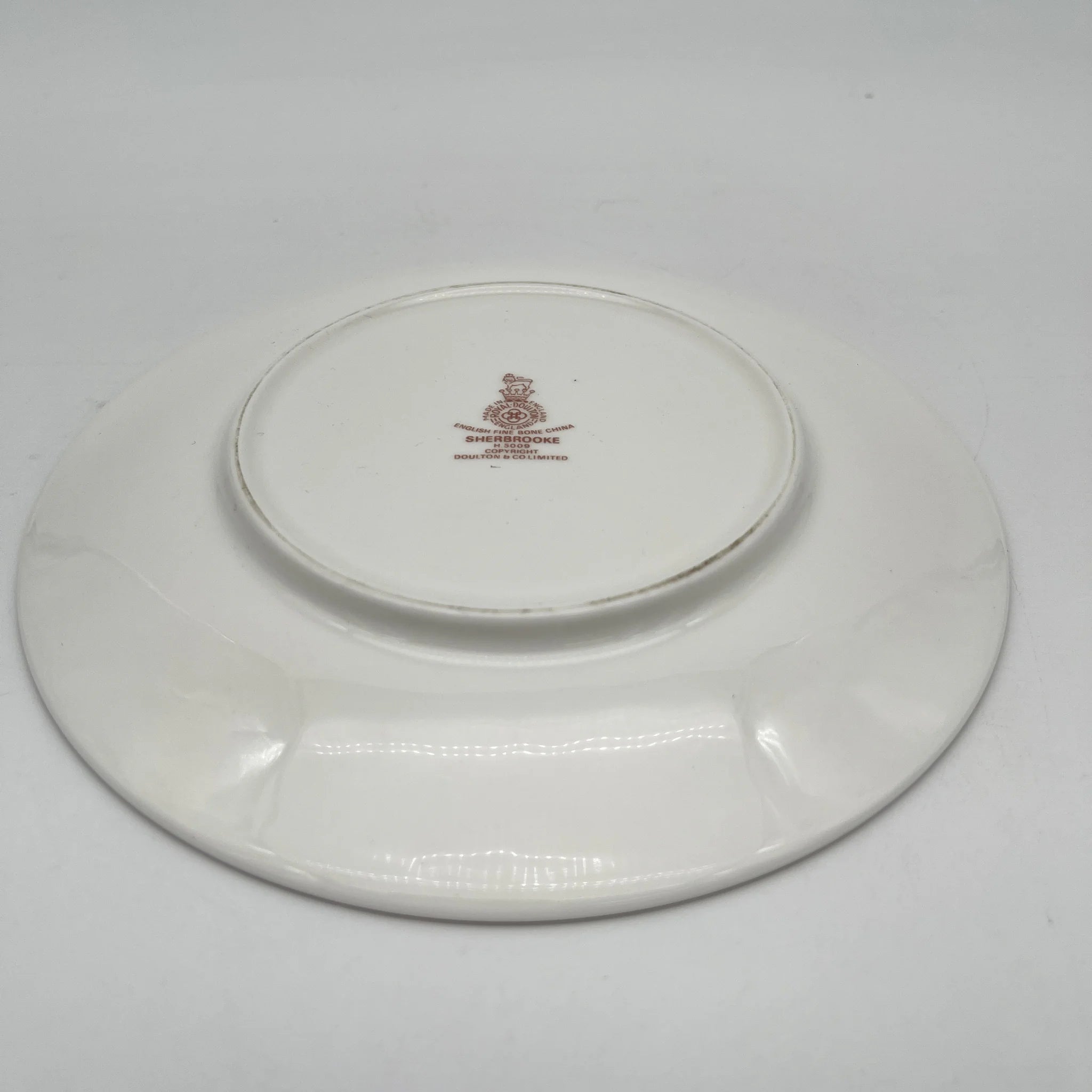 [Vintage] Dessert plate (medium plate) / Royal Doulton / Sherbrooke / 1970-1990s / Fine Bone China / England / Silver, Acanthus, Festoon (festoon)