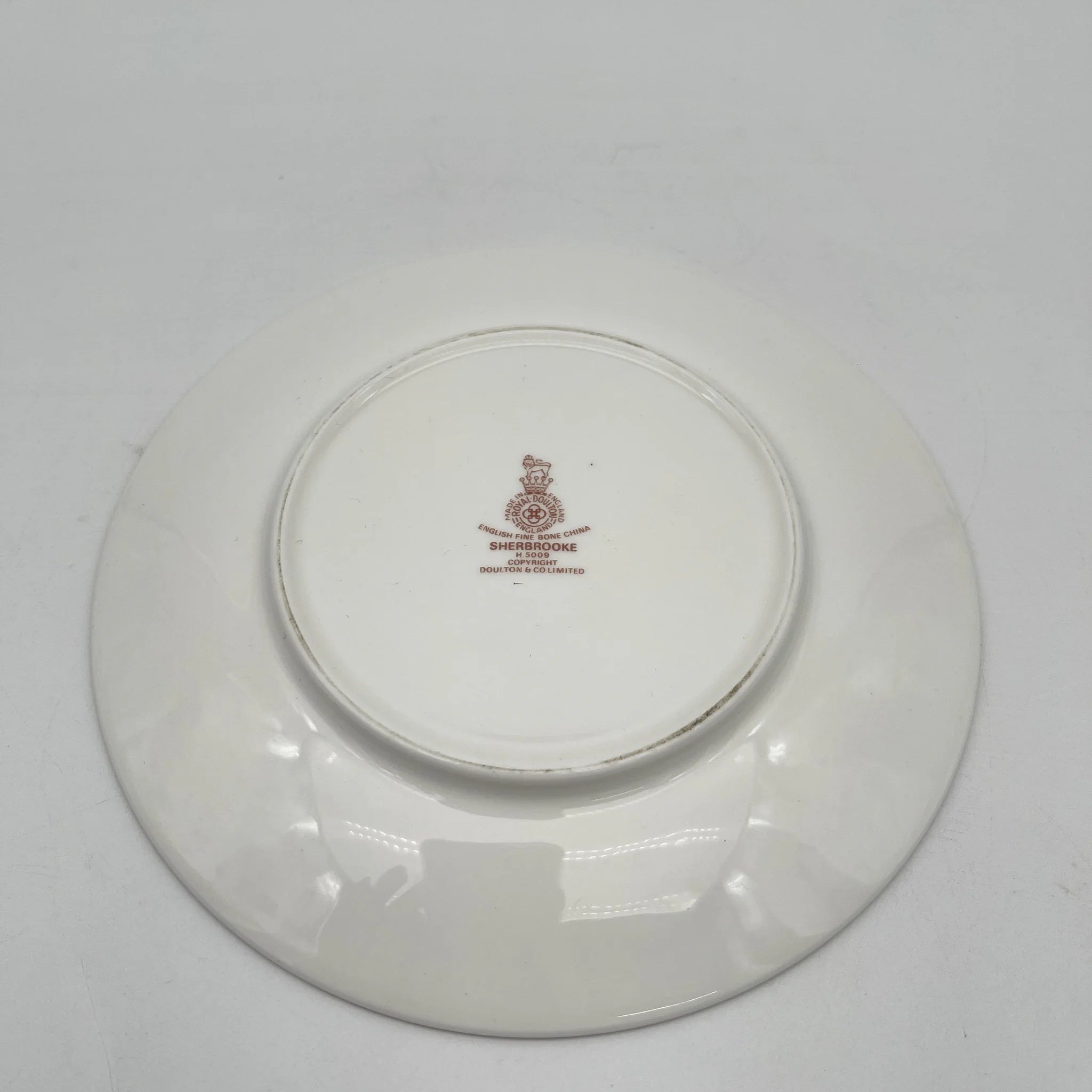 [Vintage] Dessert plate (medium plate) / Royal Doulton / Sherbrooke / 1970-1990s / Fine Bone China / England / Silver, Acanthus, Festoon (festoon)