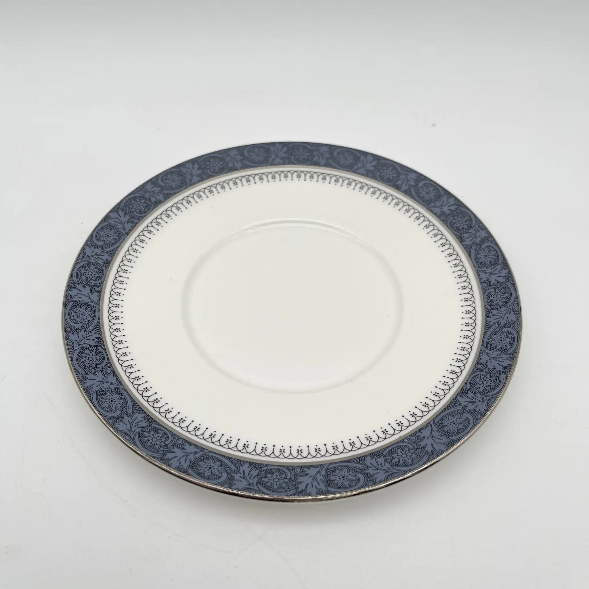 [Vintage] Dessert plate (medium plate) / Royal Doulton / Sherbrooke / 1970-1990s / Fine Bone China / England / Silver, Acanthus, Festoon (festoon)