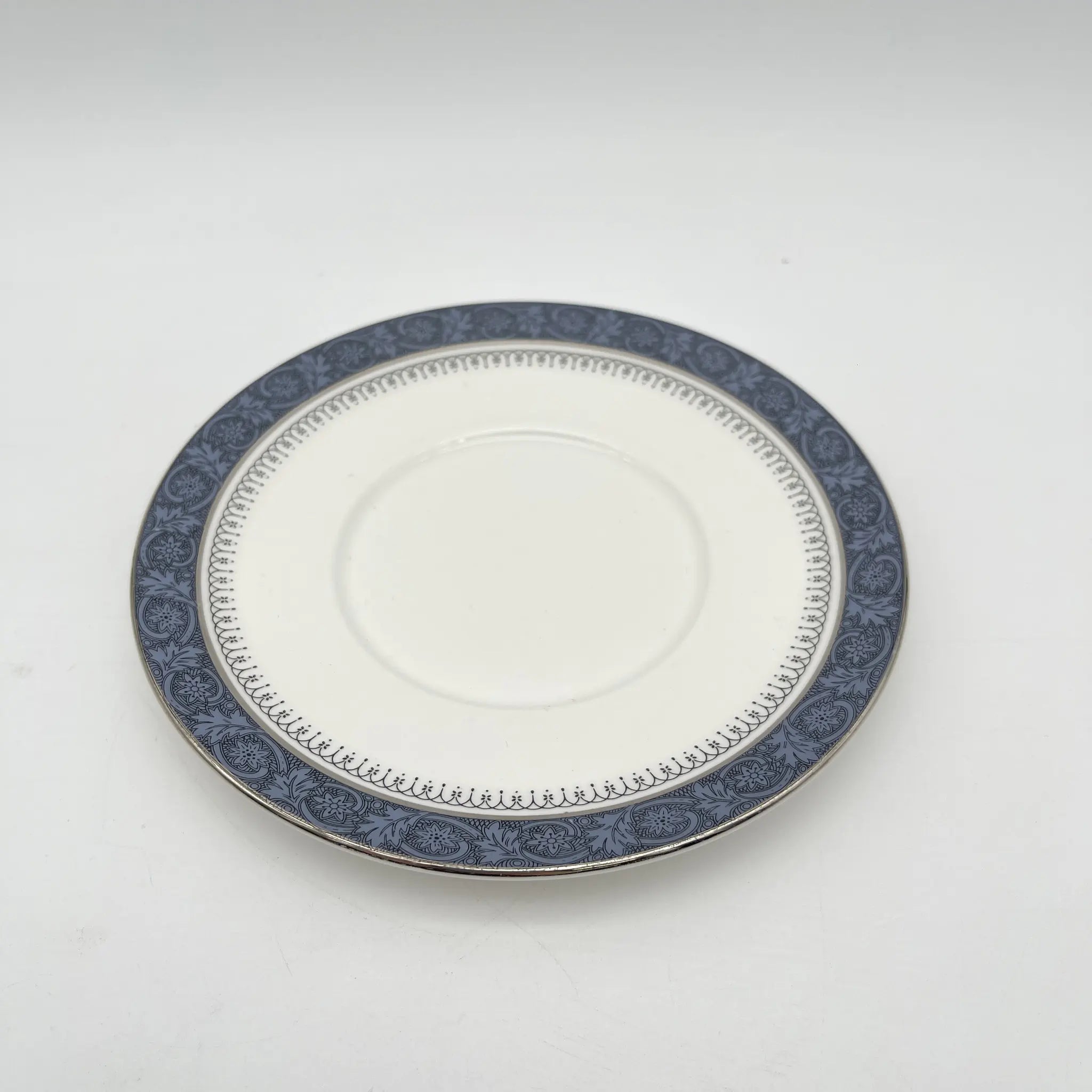[Vintage] Dessert plate (medium plate) / Royal Doulton / Sherbrooke / 1970-1990s / Fine Bone China / England / Silver, Acanthus, Festoon (festoon)