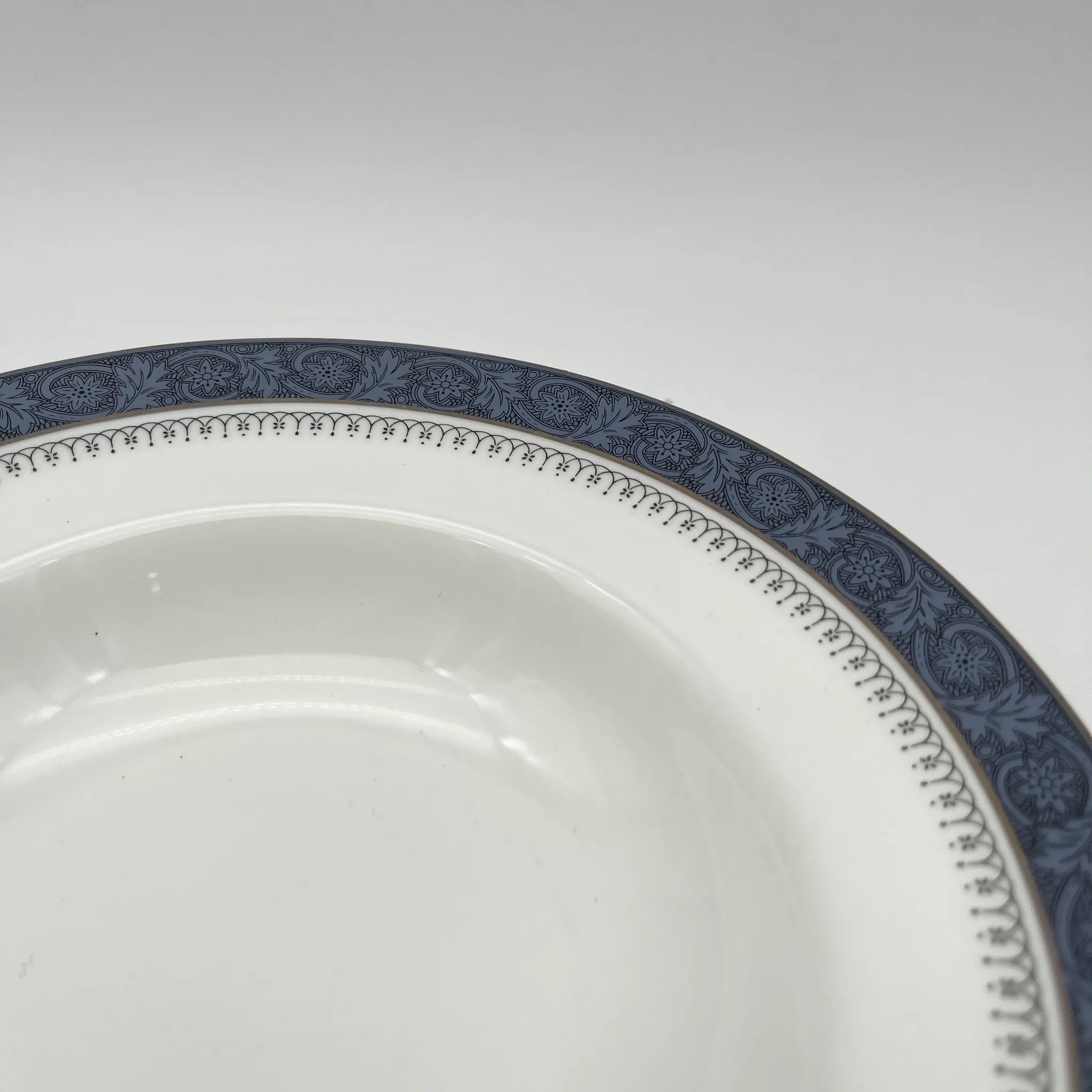[Vintage] Soup plate (deep plate) / Royal Doulton / Sherbrooke / 1970-1990s / Fine Bone China / England / Silver, Acanthus, Festoon (festoon)
