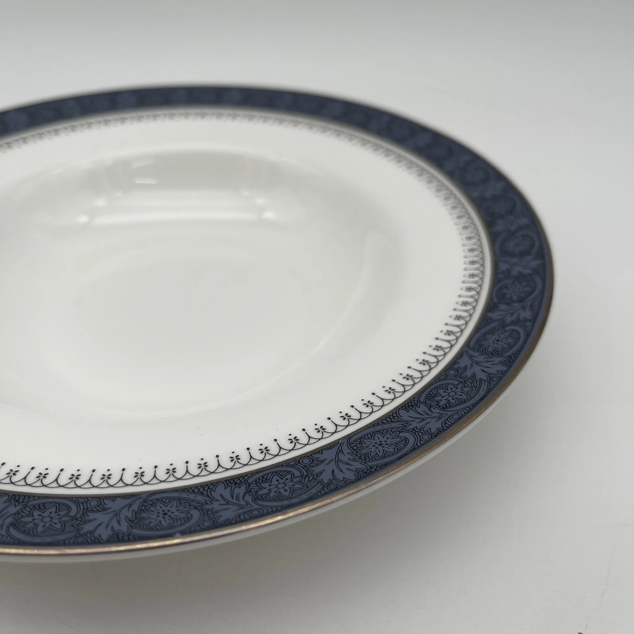 [Vintage] Soup plate (deep plate) / Royal Doulton / Sherbrooke / 1970-1990s / Fine Bone China / England / Silver, Acanthus, Festoon (festoon)