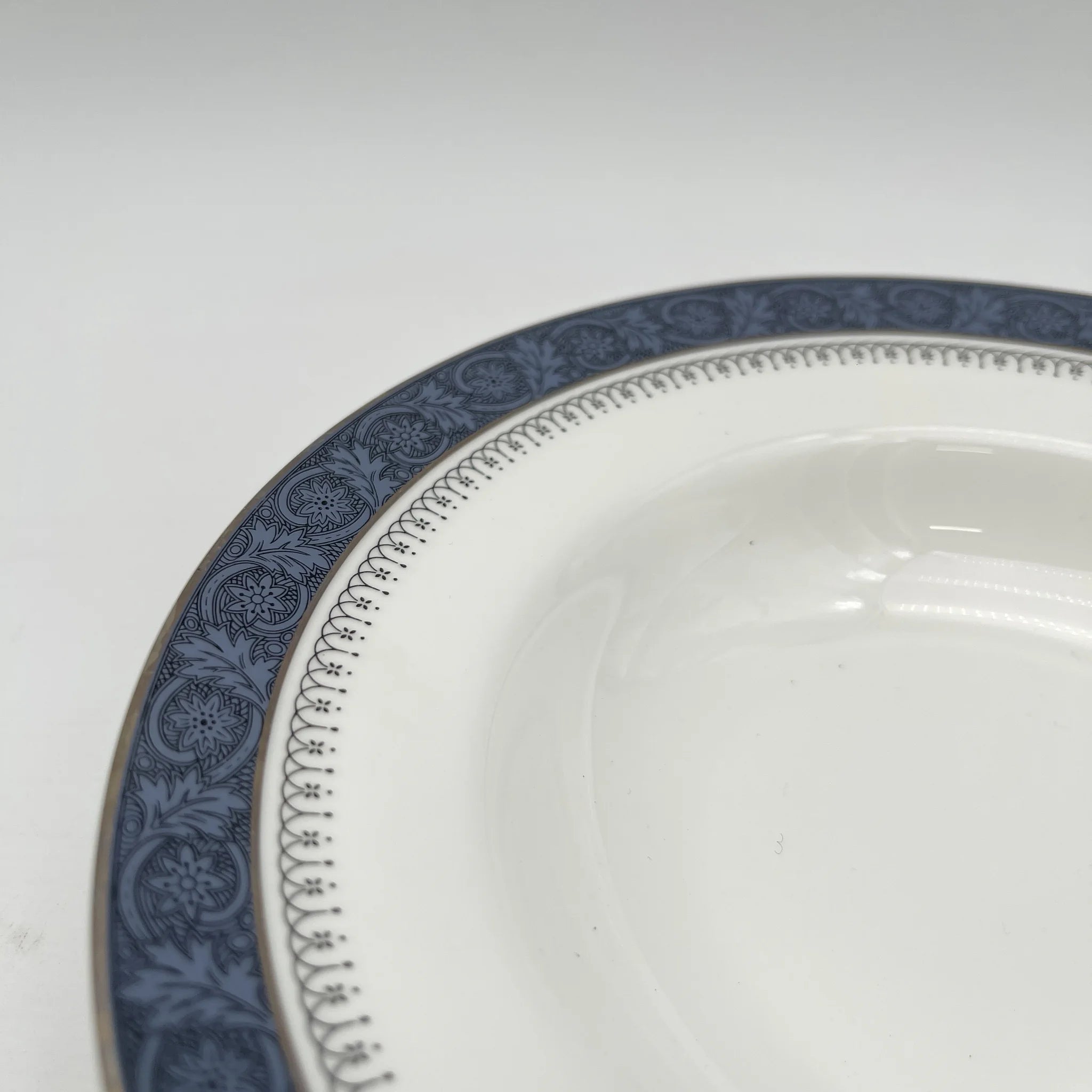 [Vintage] Soup plate (deep plate) / Royal Doulton / Sherbrooke / 1970-1990s / Fine Bone China / England / Silver, Acanthus, Festoon (festoon)