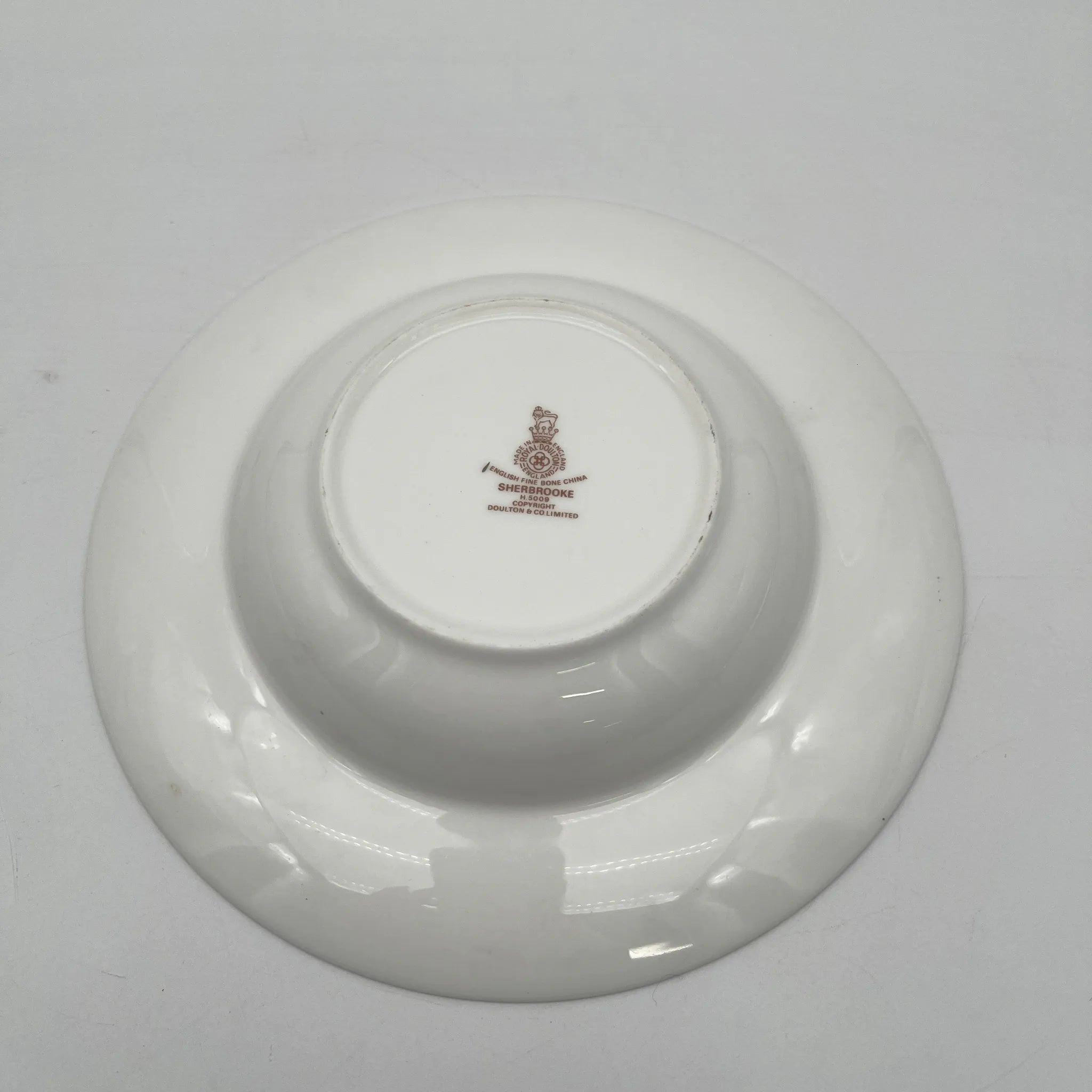 [Vintage] Soup plate (deep plate) / Royal Doulton / Sherbrooke / 1970-1990s / Fine Bone China / England / Silver, Acanthus, Festoon (festoon)