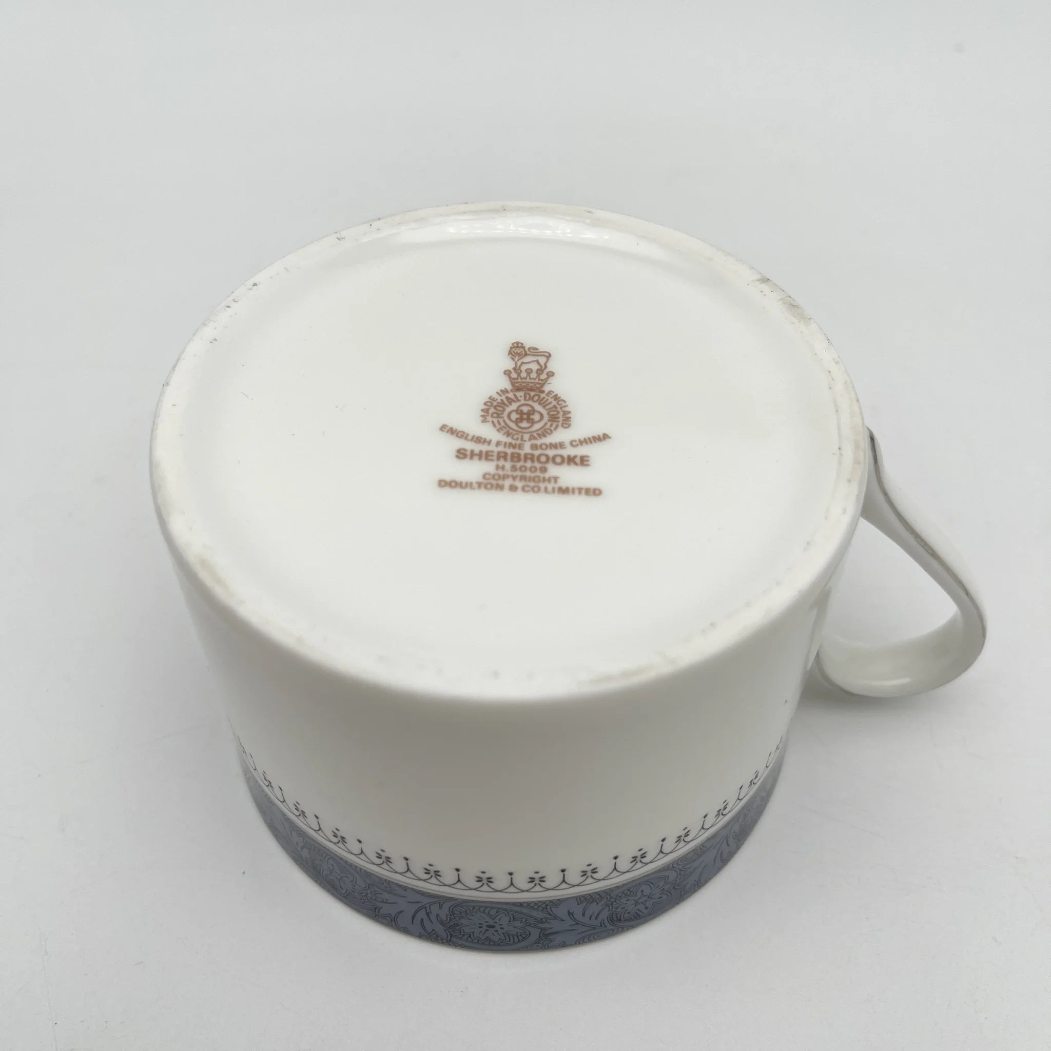 [Vintage] Cafe au lait cup and saucer / Royal Doulton / Sherbrooke / 1970-1990s / Fine Bone China / England / Silver, Acanthus, Festoon (festoon)