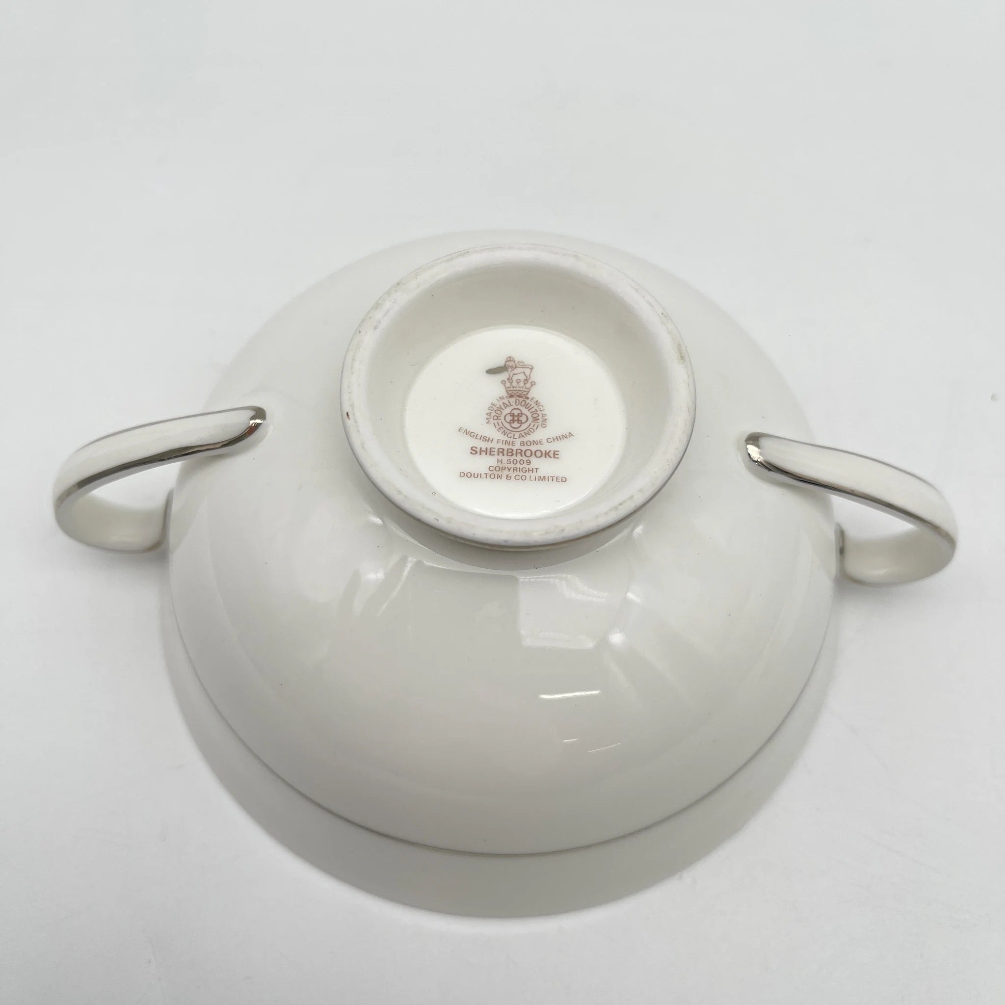 [Vintage] Soup cup & saucer 2P / Royal Doulton / Sherbrooke / 1970-1990s / Fine Bone China / England / Silver, Acanthus, Festoon (festoon)