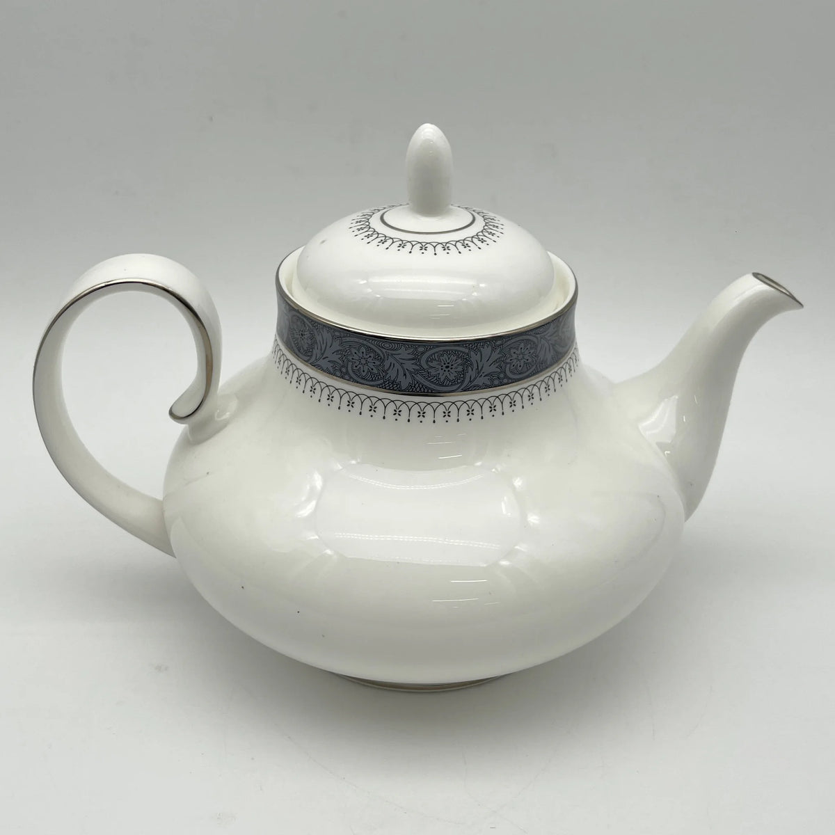 Royal Doulton / Teapot (coffee pod) / Sherbrooke / 1970-1990s / Fine Bone China / England / Silver, acanthus, blue, Western tableware, tea time, coffee pot / [Vintage]