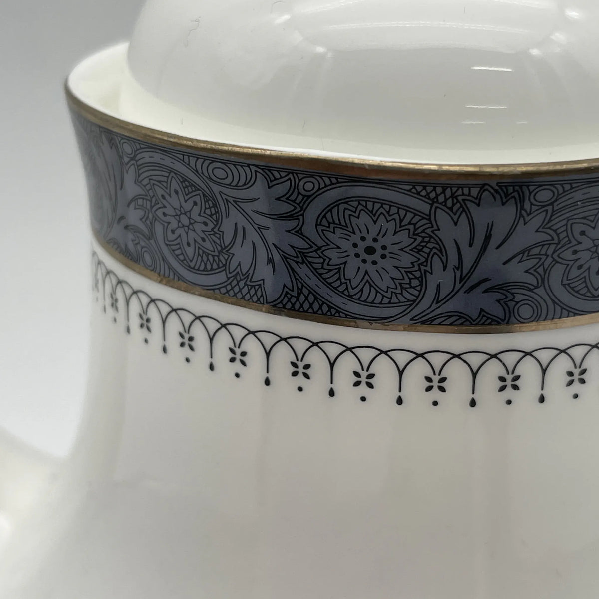 Royal Doulton / Teapot (coffee pod) / Sherbrooke / 1970-1990s / Fine Bone China / England / Silver, acanthus, blue, Western tableware, tea time, coffee pot / [Vintage]