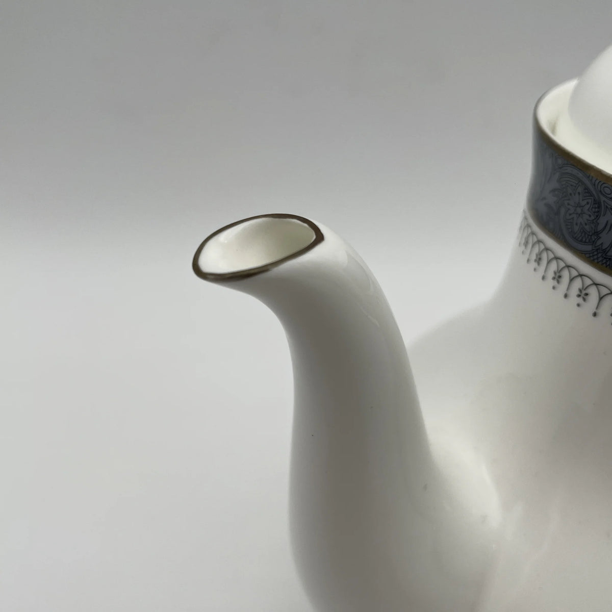 Royal Doulton / Teapot (coffee pod) / Sherbrooke / 1970-1990s / Fine Bone China / England / Silver, acanthus, blue, Western tableware, tea time, coffee pot / [Vintage]