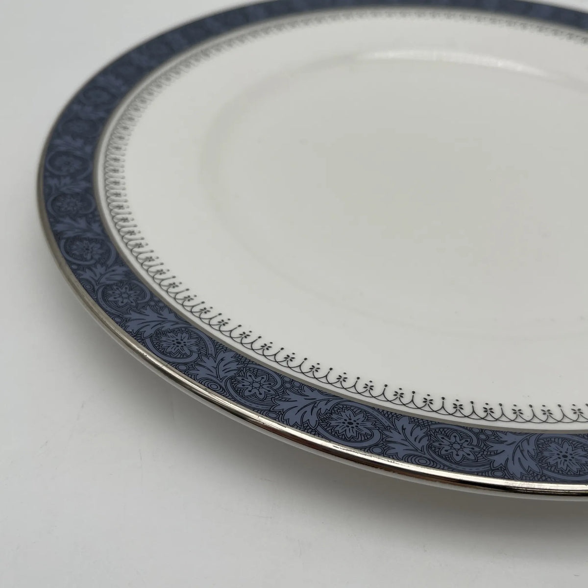 Royal Doulton / Dinner plate (medium plate) / Sherbrooke / 1970-1990s / Fine Bone China / England / Silver, acanthus, blue, Western tableware, dessert plate, pasta plate, curry plate / [Vintage]