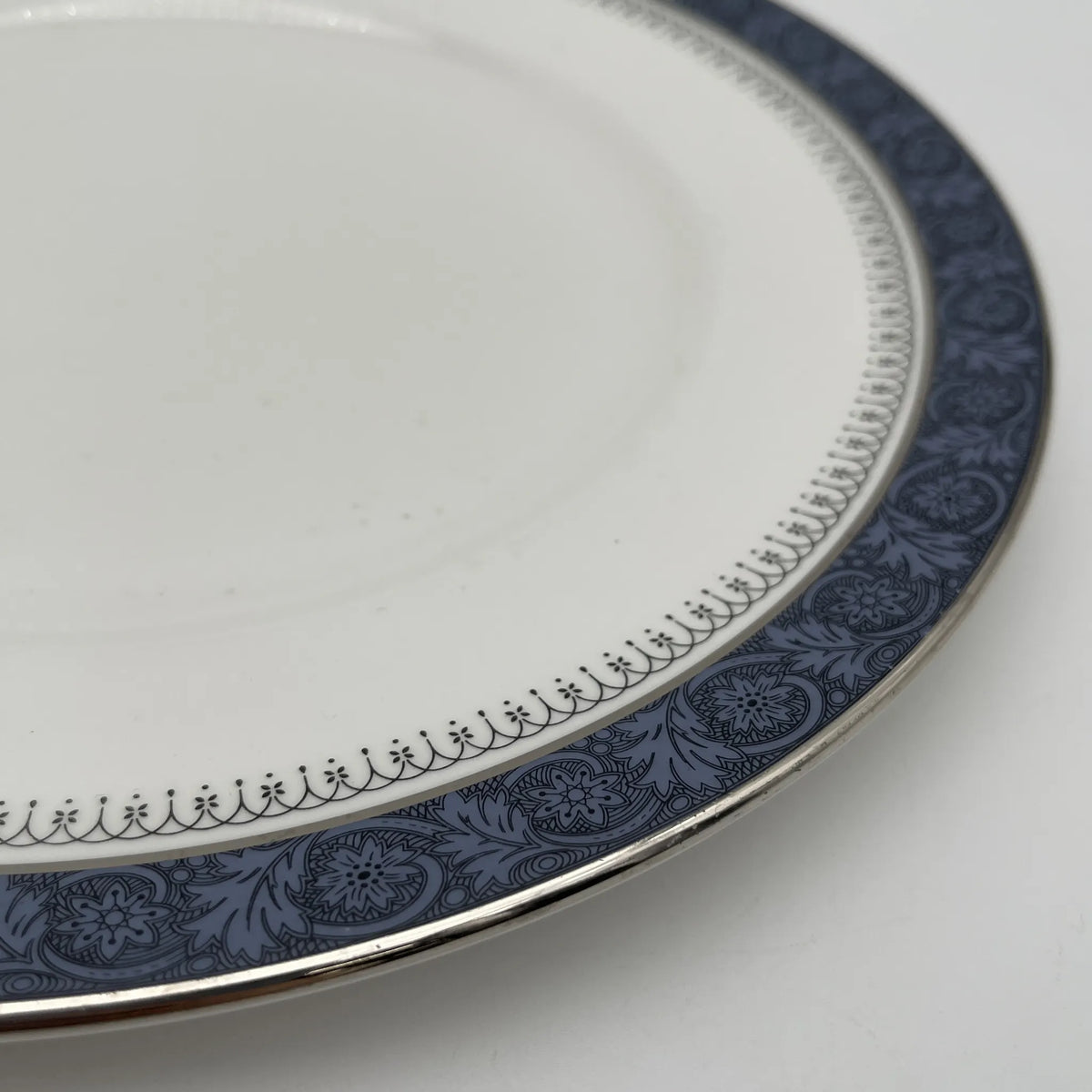 Royal Doulton / Dinner plate (medium plate) / Sherbrooke / 1970-1990s / Fine Bone China / England / Silver, acanthus, blue, Western tableware, dessert plate, pasta plate, curry plate / [Vintage]